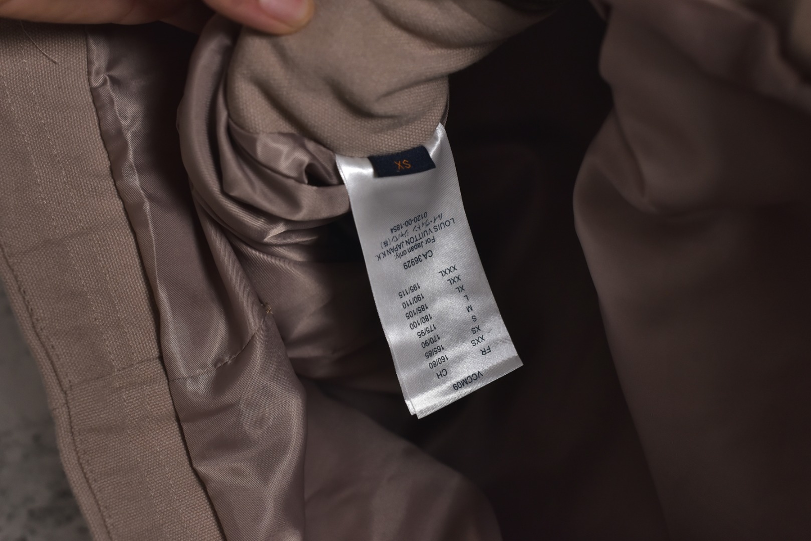 图片[8]-#1v 25ss 口袋镂空老花帆布夹克外套 面料采用高密度棉质水洗帆布面料，工整有型，内里定织高端服饰专用苏美绸，领子采用灯芯绒，激光立体裁剪，还原原版版型，刺绣工艺采用进口绣花机重工刺绣，立体饱满且有型，开模定制皮标，镂空黄铜五金拉链，定制珍珠光面四合扣+链条+饰钉，定制辅料三标 尺码：XS-L【打开穿的话，不用参考体重】-选品中心