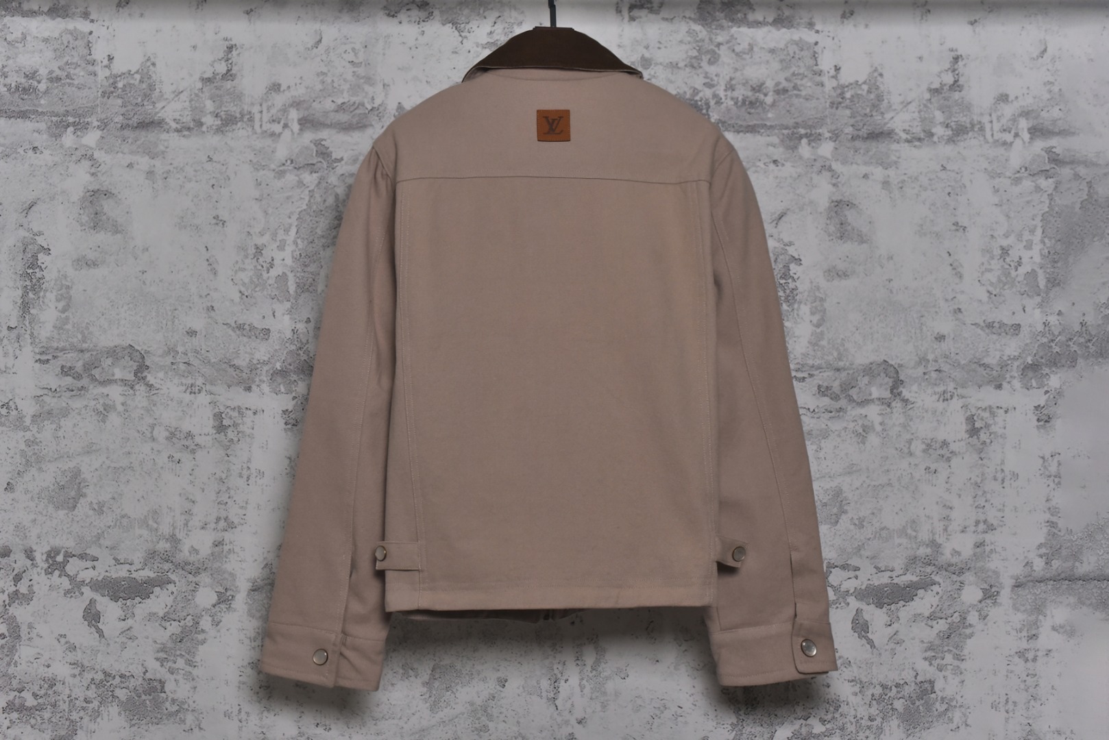 图片[2]-#1v 25ss 口袋镂空老花帆布夹克外套 面料采用高密度棉质水洗帆布面料，工整有型，内里定织高端服饰专用苏美绸，领子采用灯芯绒，激光立体裁剪，还原原版版型，刺绣工艺采用进口绣花机重工刺绣，立体饱满且有型，开模定制皮标，镂空黄铜五金拉链，定制珍珠光面四合扣+链条+饰钉，定制辅料三标 尺码：XS-L【打开穿的话，不用参考体重】-选品中心