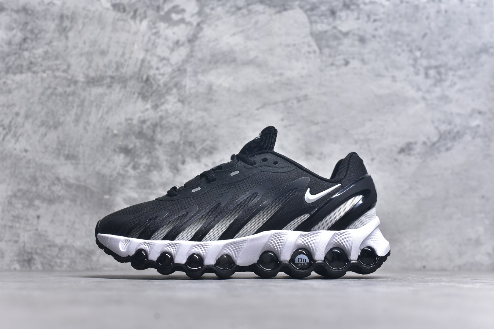 #NK Air Max Dn8 气垫跑鞋 HF5509-002 全新鞋款在同侧采用了圆柱仓式的设计,不仅有防滑耐磨性功能,还搭配了周围一圈柔软的泡棉材质,提供全新的复合脚感八成还是泡棉脚感 尺码:36 37 38 39 40 41 42 43 44 45-选品中心