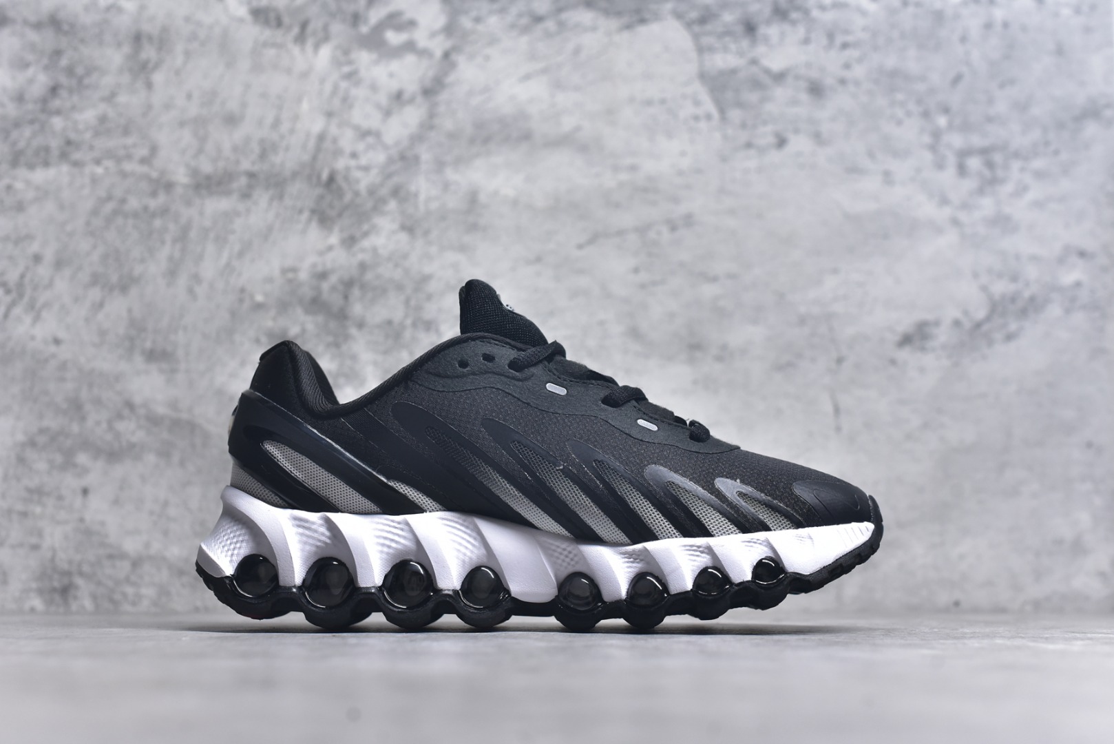 图片[3]-#NK Air Max Dn8 气垫跑鞋 HF5509-002 全新鞋款在同侧采用了圆柱仓式的设计，不仅有防滑耐磨性功能，还搭配了周围一圈柔软的泡棉材质，提供全新的复合脚感八成还是泡棉脚感 尺码：36 37 38 39 40 41 42 43 44 45-选品中心