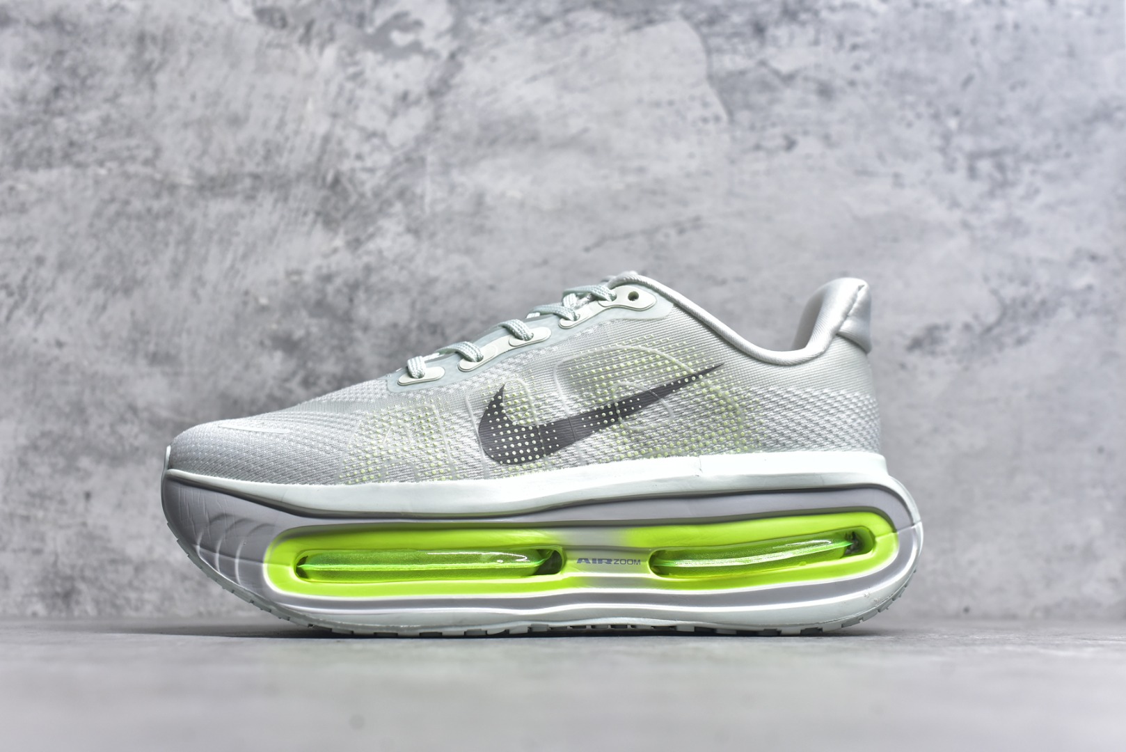 #Nike ZOOM PREMIUM 耐克 飞马 舒适减震防滑 低帮跑步鞋全掌ReactX泡绵中底 前掌和后跟还配备了Air Zoom气垫单元 据说跑起来更快更舒适哦 这次最大的升级点 首次引入了ReactX泡绵 货号：FN8453 010 尺码：36-45-选品中心