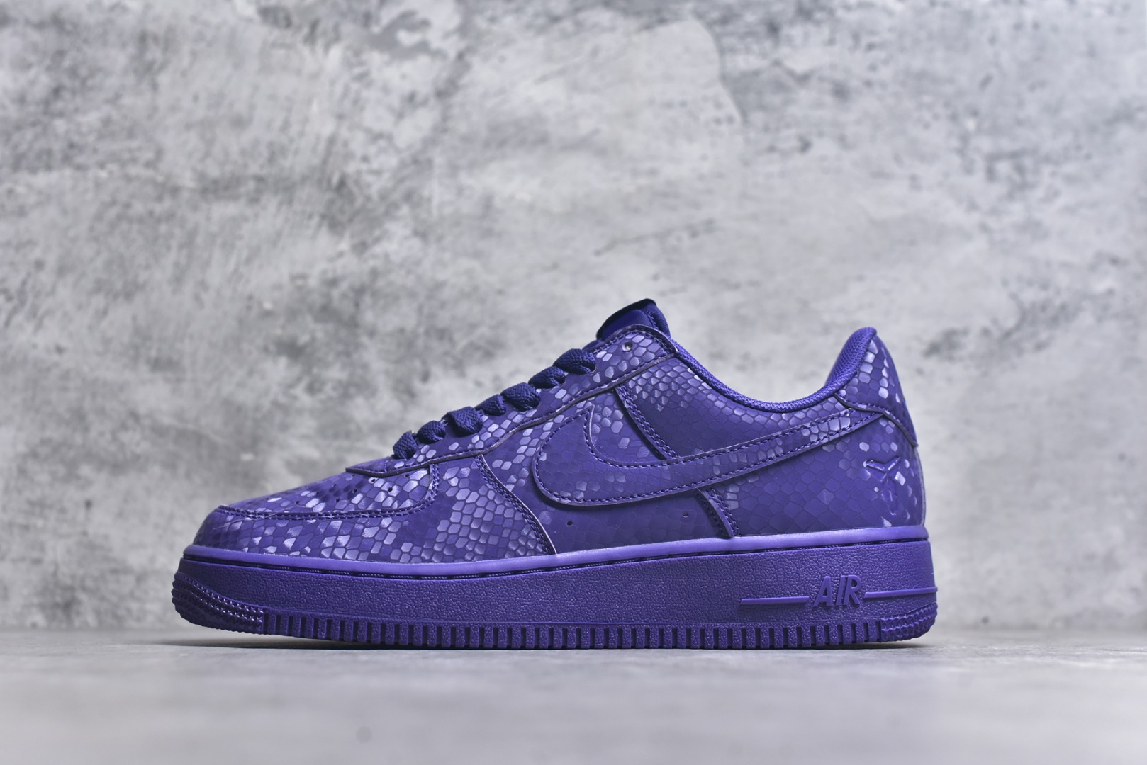 #Nike AIR FORCE 1’07空军一号低帮百搭休闲运动板鞋。柔软、弹性十足的缓震性能和出色的中底设计，横跨复古与现代的外型结合，造就出风靡全球三十多年的Force 1。 货号：IB0018-500 尺码：36 36.5 37.5 38 38.5 39 40 40.5 41 42 42.5 43 44 45-选品中心