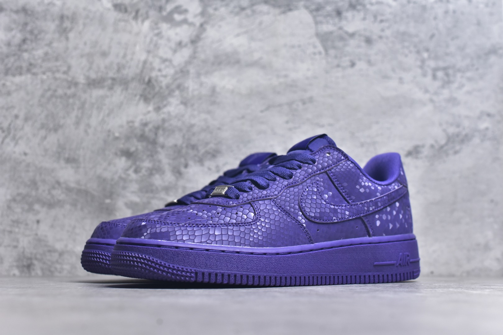图片[2]-#Nike AIR FORCE 1’07空军一号低帮百搭休闲运动板鞋。柔软、弹性十足的缓震性能和出色的中底设计，横跨复古与现代的外型结合，造就出风靡全球三十多年的Force 1。 货号：IB0018-500 尺码：36 36.5 37.5 38 38.5 39 40 40.5 41 42 42.5 43 44 45-选品中心