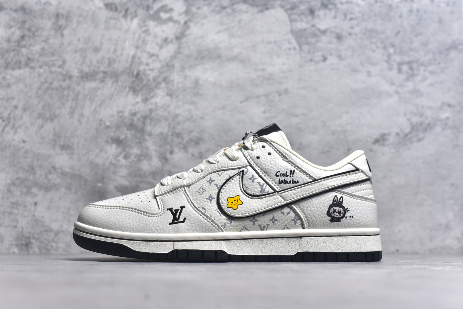 #Nike SB Dunk Low LV拉布布 三方联名 白碳黑 高端定制 低帮休闲板鞋 SC0601-455 #定制鞋盒 大厂纯原品质出货 夜光效果 超高清洁度 皮料切割干净无任何毛边 细节完美 尺码：36 36.5 37.5 38 38.5 39 40 40.5 41 42 42.5 43 44 44.5 45 9.E5-选品中心