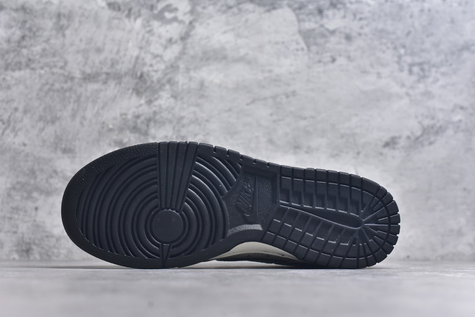 图片[6]-#Nike SB Dunk Low LV拉布布 三方联名 白碳黑 高端定制 低帮休闲板鞋 SC0601-455 #定制鞋盒 大厂纯原品质出货 夜光效果 超高清洁度 皮料切割干净无任何毛边 细节完美 尺码：36 36.5 37.5 38 38.5 39 40 40.5 41 42 42.5 43 44 44.5 45 9.E5-选品中心