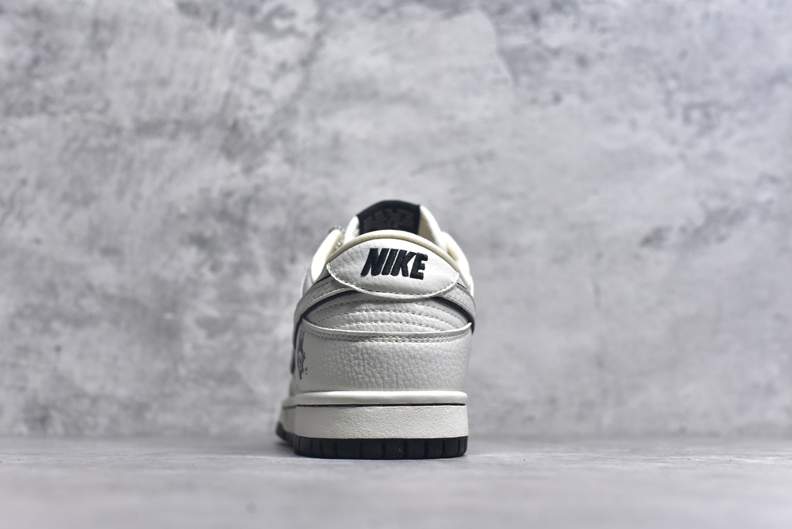 图片[5]-#Nike SB Dunk Low LV拉布布 三方联名 白碳黑 高端定制 低帮休闲板鞋 SC0601-455 #定制鞋盒 大厂纯原品质出货 夜光效果 超高清洁度 皮料切割干净无任何毛边 细节完美 尺码：36 36.5 37.5 38 38.5 39 40 40.5 41 42 42.5 43 44 44.5 45 9.E5-选品中心