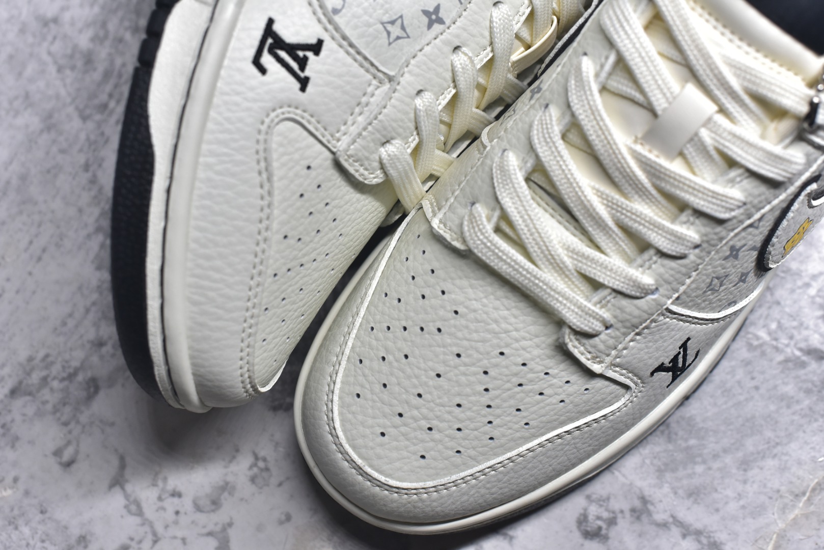 图片[8]-#Nike SB Dunk Low LV拉布布 三方联名 白碳黑 高端定制 低帮休闲板鞋 SC0601-455 #定制鞋盒 大厂纯原品质出货 夜光效果 超高清洁度 皮料切割干净无任何毛边 细节完美 尺码：36 36.5 37.5 38 38.5 39 40 40.5 41 42 42.5 43 44 44.5 45 9.E5-选品中心