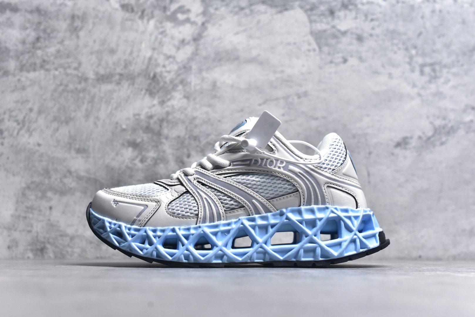 #Lw3 Dior x Kaws迪奥 联名款B35胶囊系列 镂空 网面 原版购入开发 做货 这款名为B35 NXT 的新款运动鞋 采用了 3D打印技术制成镂空式鞋底 鞋身部分则是十分契合当下审美的老爹鞋样式网面拼接与流畅线条布局 将复古千禧感与现代科技感浑然融为一体 且从当前已曝光的版本来看 这双新鞋款还提供了亮色系 暗色系 以及复古低饱和色系等不同风格配色方案选择 在不同风格造型中都有着十分不俗的兼容性 将前沿科技与复古审美相结合的鞋履新作 配送专柜精美包装 原版定制进口网面+科技面料 定制进口透气网里 鞋底：原版开模防滑橡胶材质 底厚 6CM 尺码：35-40-选品中心