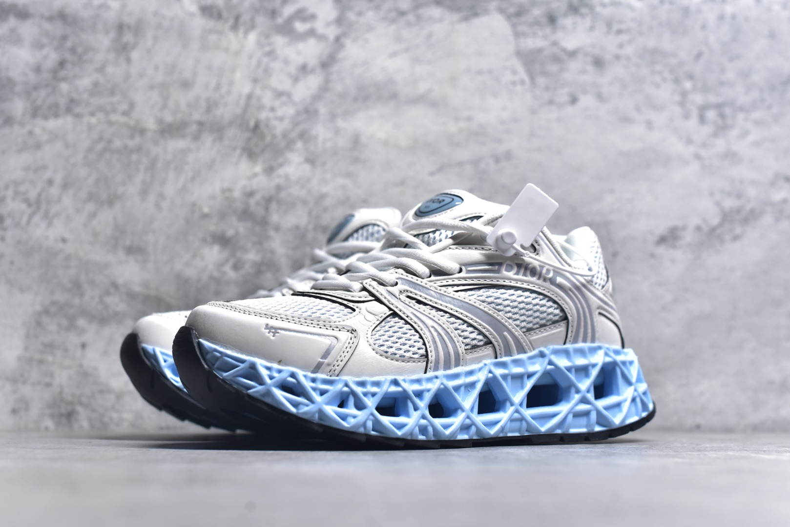 图片[2]-#Lw3 Dior x Kaws迪奥 联名款B35胶囊系列 镂空 网面 原版购入开发 做货 这款名为B35 NXT 的新款运动鞋 采用了 3D打印技术制成镂空式鞋底 鞋身部分则是十分契合当下审美的老爹鞋样式网面拼接与流畅线条布局 将复古千禧感与现代科技感浑然融为一体 且从当前已曝光的版本来看 这双新鞋款还提供了亮色系 暗色系 以及复古低饱和色系等不同风格配色方案选择 在不同风格造型中都有着十分不俗的兼容性 将前沿科技与复古审美相结合的鞋履新作 配送专柜精美包装 原版定制进口网面+科技面料 定制进口透气网里 鞋底：原版开模防滑橡胶材质 底厚 6CM 尺码：35-40-选品中心