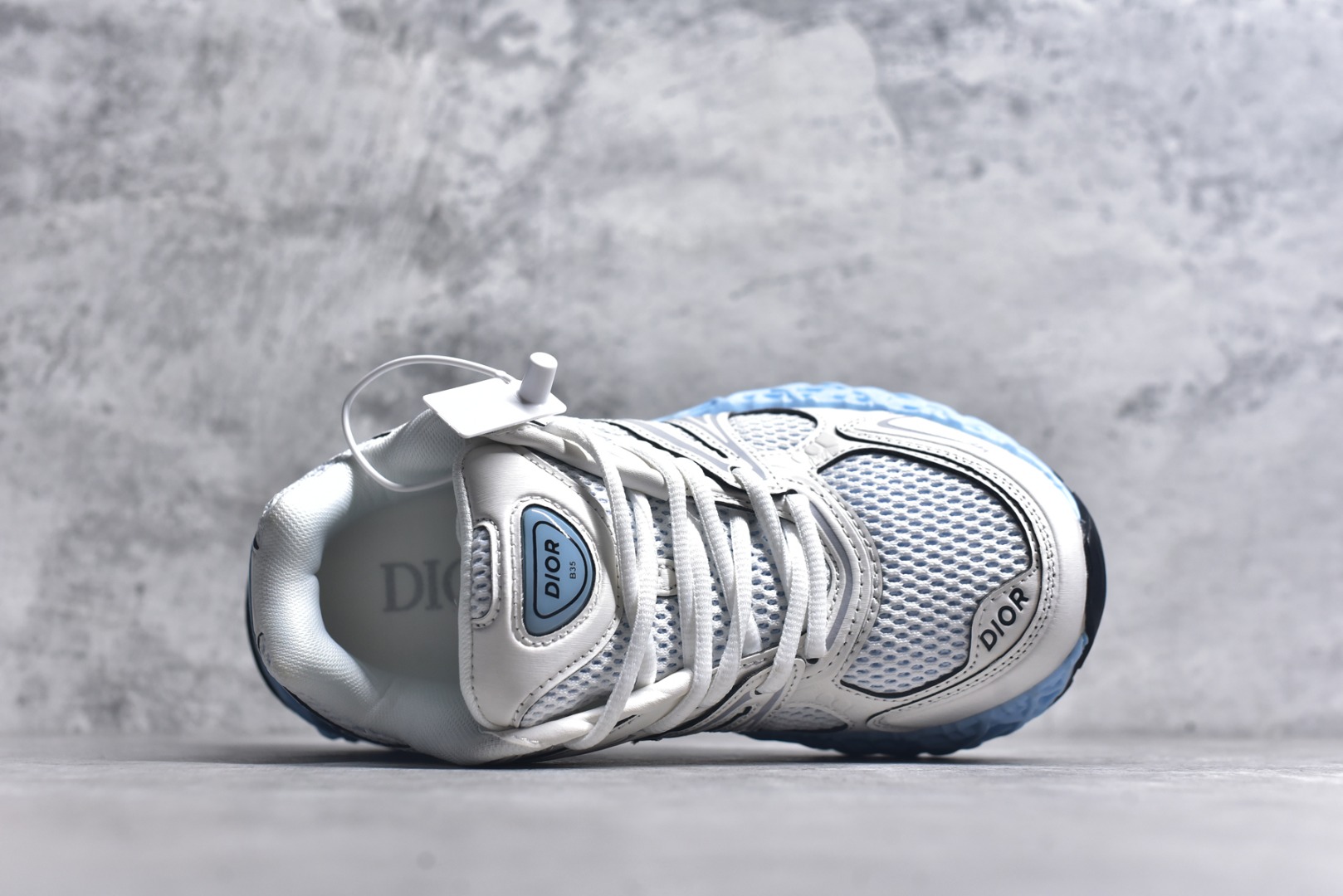 图片[4]-#Lw3 Dior x Kaws迪奥 联名款B35胶囊系列 镂空 网面 原版购入开发 做货 这款名为B35 NXT 的新款运动鞋 采用了 3D打印技术制成镂空式鞋底 鞋身部分则是十分契合当下审美的老爹鞋样式网面拼接与流畅线条布局 将复古千禧感与现代科技感浑然融为一体 且从当前已曝光的版本来看 这双新鞋款还提供了亮色系 暗色系 以及复古低饱和色系等不同风格配色方案选择 在不同风格造型中都有着十分不俗的兼容性 将前沿科技与复古审美相结合的鞋履新作 配送专柜精美包装 原版定制进口网面+科技面料 定制进口透气网里 鞋底：原版开模防滑橡胶材质 底厚 6CM 尺码：35-40-选品中心