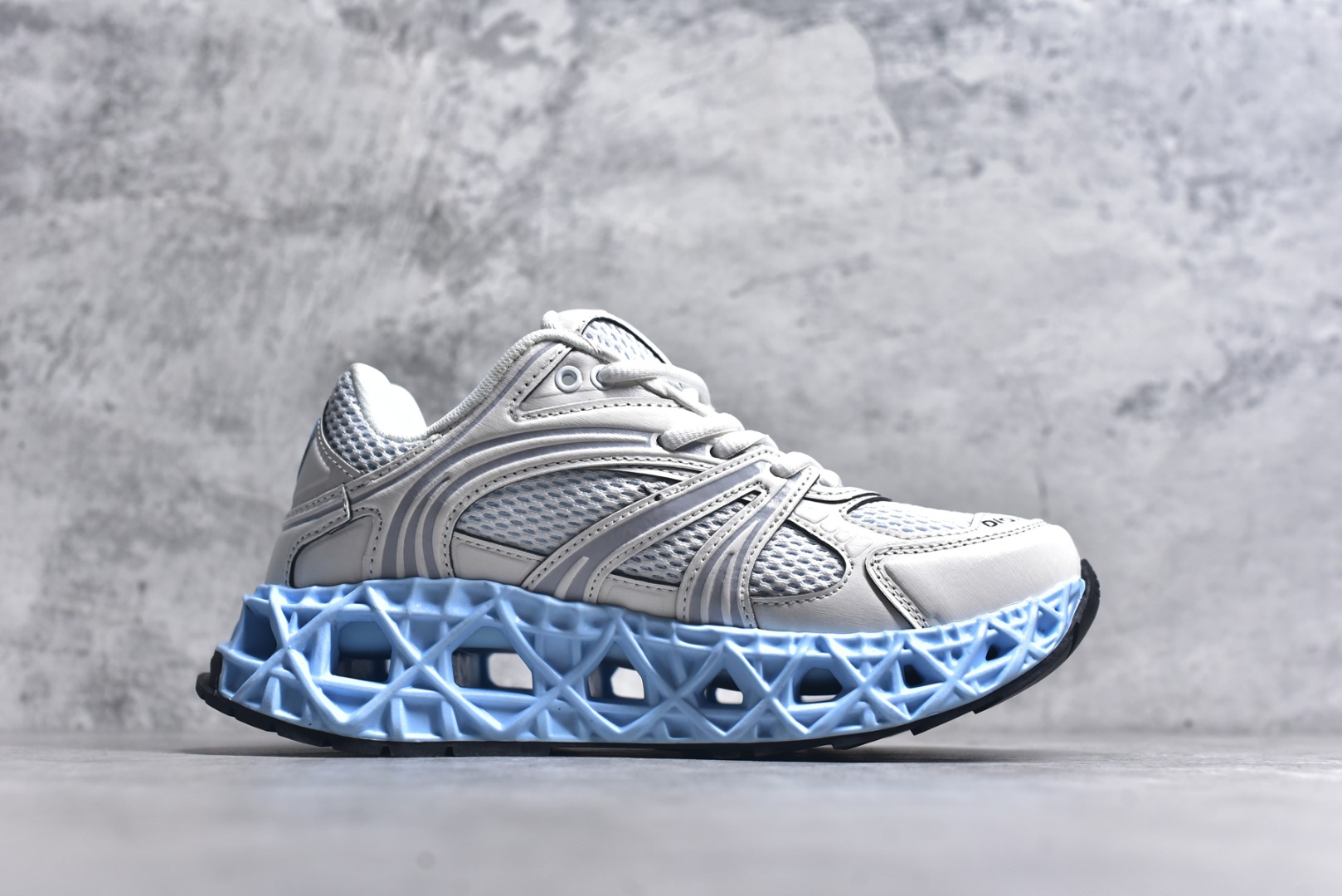 图片[3]-#Lw3 Dior x Kaws迪奥 联名款B35胶囊系列 镂空 网面 原版购入开发 做货 这款名为B35 NXT 的新款运动鞋 采用了 3D打印技术制成镂空式鞋底 鞋身部分则是十分契合当下审美的老爹鞋样式网面拼接与流畅线条布局 将复古千禧感与现代科技感浑然融为一体 且从当前已曝光的版本来看 这双新鞋款还提供了亮色系 暗色系 以及复古低饱和色系等不同风格配色方案选择 在不同风格造型中都有着十分不俗的兼容性 将前沿科技与复古审美相结合的鞋履新作 配送专柜精美包装 原版定制进口网面+科技面料 定制进口透气网里 鞋底：原版开模防滑橡胶材质 底厚 6CM 尺码：35-40-选品中心