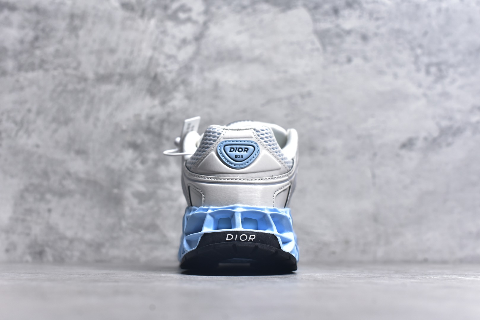 图片[5]-#Lw3 Dior x Kaws迪奥 联名款B35胶囊系列 镂空 网面 原版购入开发 做货 这款名为B35 NXT 的新款运动鞋 采用了 3D打印技术制成镂空式鞋底 鞋身部分则是十分契合当下审美的老爹鞋样式网面拼接与流畅线条布局 将复古千禧感与现代科技感浑然融为一体 且从当前已曝光的版本来看 这双新鞋款还提供了亮色系 暗色系 以及复古低饱和色系等不同风格配色方案选择 在不同风格造型中都有着十分不俗的兼容性 将前沿科技与复古审美相结合的鞋履新作 配送专柜精美包装 原版定制进口网面+科技面料 定制进口透气网里 鞋底：原版开模防滑橡胶材质 底厚 6CM 尺码：35-40-选品中心