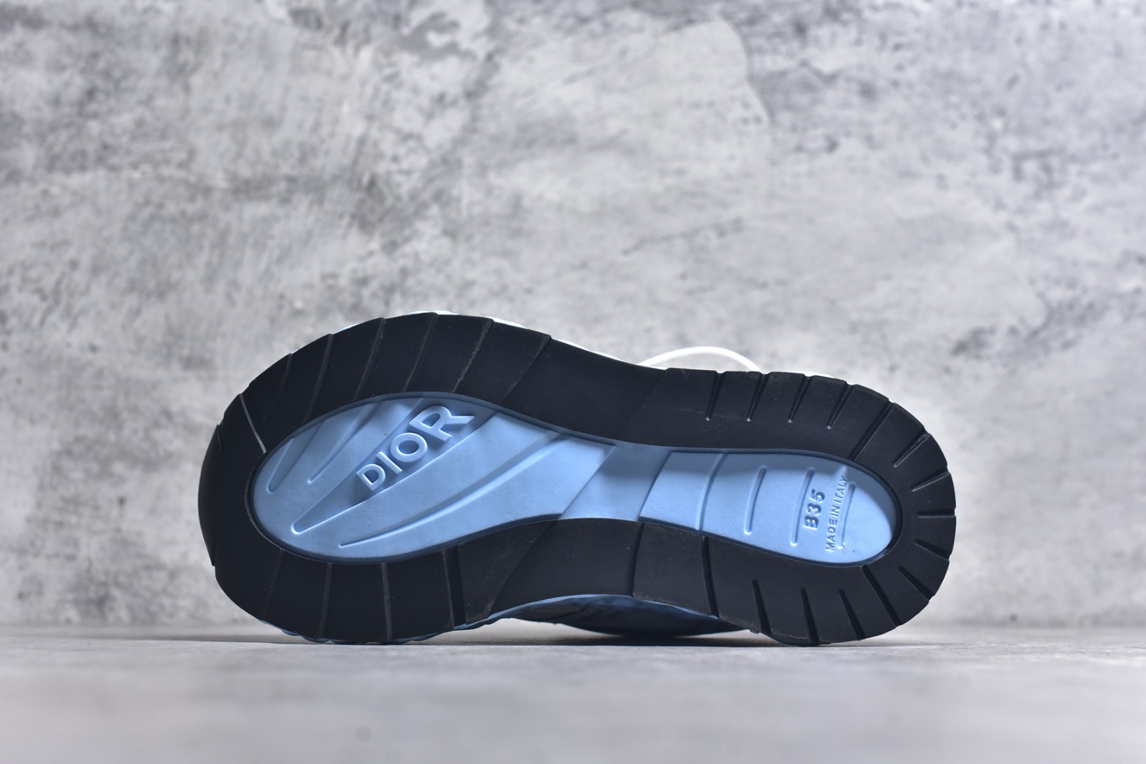 图片[6]-#Lw3 Dior x Kaws迪奥 联名款B35胶囊系列 镂空 网面 原版购入开发 做货 这款名为B35 NXT 的新款运动鞋 采用了 3D打印技术制成镂空式鞋底 鞋身部分则是十分契合当下审美的老爹鞋样式网面拼接与流畅线条布局 将复古千禧感与现代科技感浑然融为一体 且从当前已曝光的版本来看 这双新鞋款还提供了亮色系 暗色系 以及复古低饱和色系等不同风格配色方案选择 在不同风格造型中都有着十分不俗的兼容性 将前沿科技与复古审美相结合的鞋履新作 配送专柜精美包装 原版定制进口网面+科技面料 定制进口透气网里 鞋底：原版开模防滑橡胶材质 底厚 6CM 尺码：35-40-选品中心