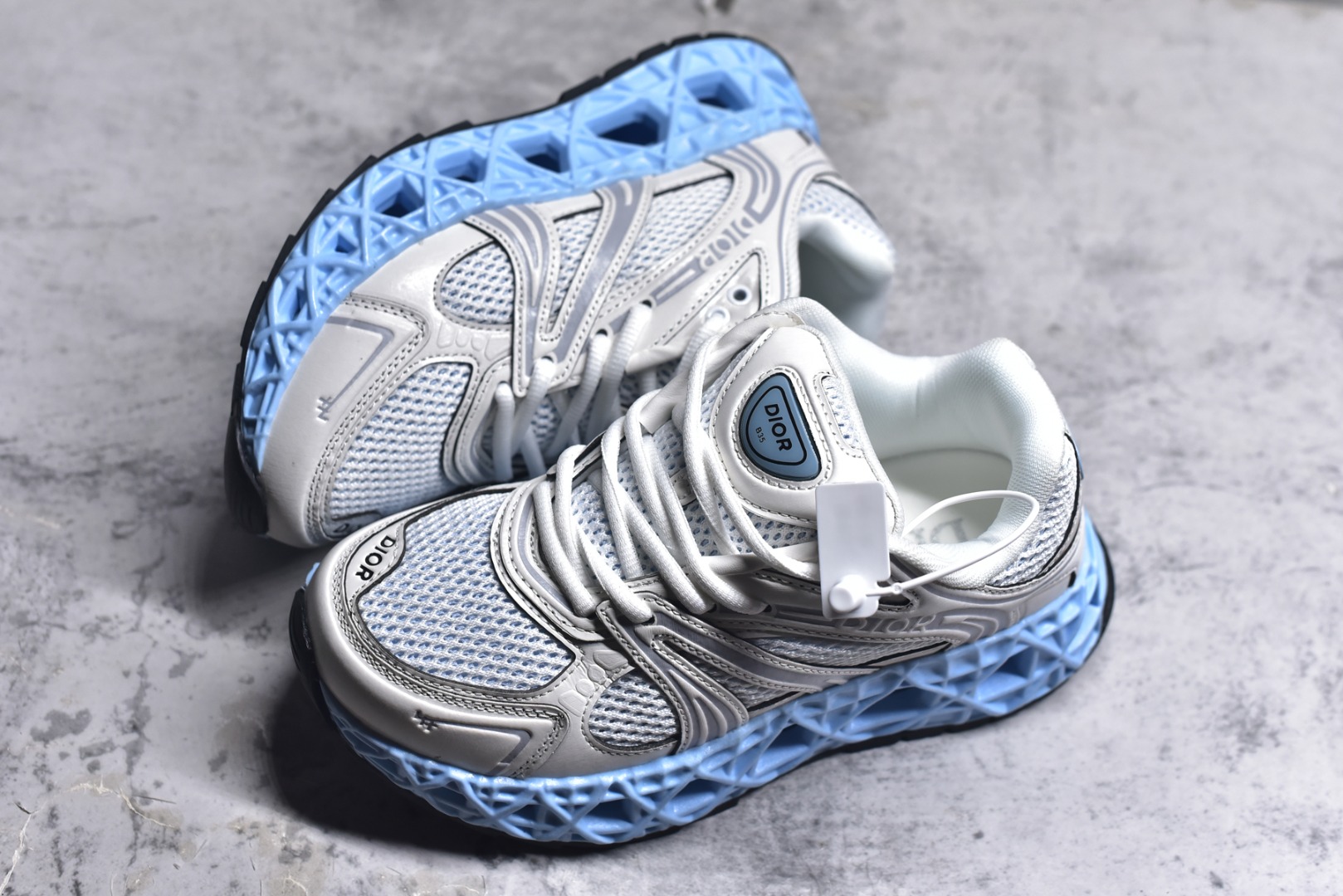 图片[7]-#Lw3 Dior x Kaws迪奥 联名款B35胶囊系列 镂空 网面 原版购入开发 做货 这款名为B35 NXT 的新款运动鞋 采用了 3D打印技术制成镂空式鞋底 鞋身部分则是十分契合当下审美的老爹鞋样式网面拼接与流畅线条布局 将复古千禧感与现代科技感浑然融为一体 且从当前已曝光的版本来看 这双新鞋款还提供了亮色系 暗色系 以及复古低饱和色系等不同风格配色方案选择 在不同风格造型中都有着十分不俗的兼容性 将前沿科技与复古审美相结合的鞋履新作 配送专柜精美包装 原版定制进口网面+科技面料 定制进口透气网里 鞋底：原版开模防滑橡胶材质 底厚 6CM 尺码：35-40-选品中心