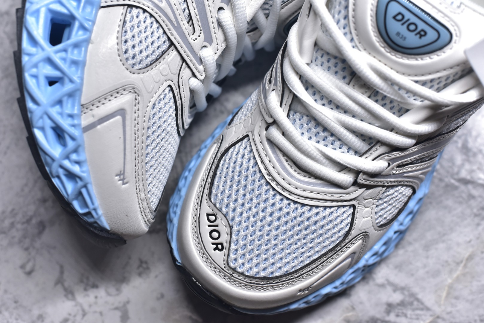 图片[8]-#Lw3 Dior x Kaws迪奥 联名款B35胶囊系列 镂空 网面 原版购入开发 做货 这款名为B35 NXT 的新款运动鞋 采用了 3D打印技术制成镂空式鞋底 鞋身部分则是十分契合当下审美的老爹鞋样式网面拼接与流畅线条布局 将复古千禧感与现代科技感浑然融为一体 且从当前已曝光的版本来看 这双新鞋款还提供了亮色系 暗色系 以及复古低饱和色系等不同风格配色方案选择 在不同风格造型中都有着十分不俗的兼容性 将前沿科技与复古审美相结合的鞋履新作 配送专柜精美包装 原版定制进口网面+科技面料 定制进口透气网里 鞋底：原版开模防滑橡胶材质 底厚 6CM 尺码：35-40-选品中心