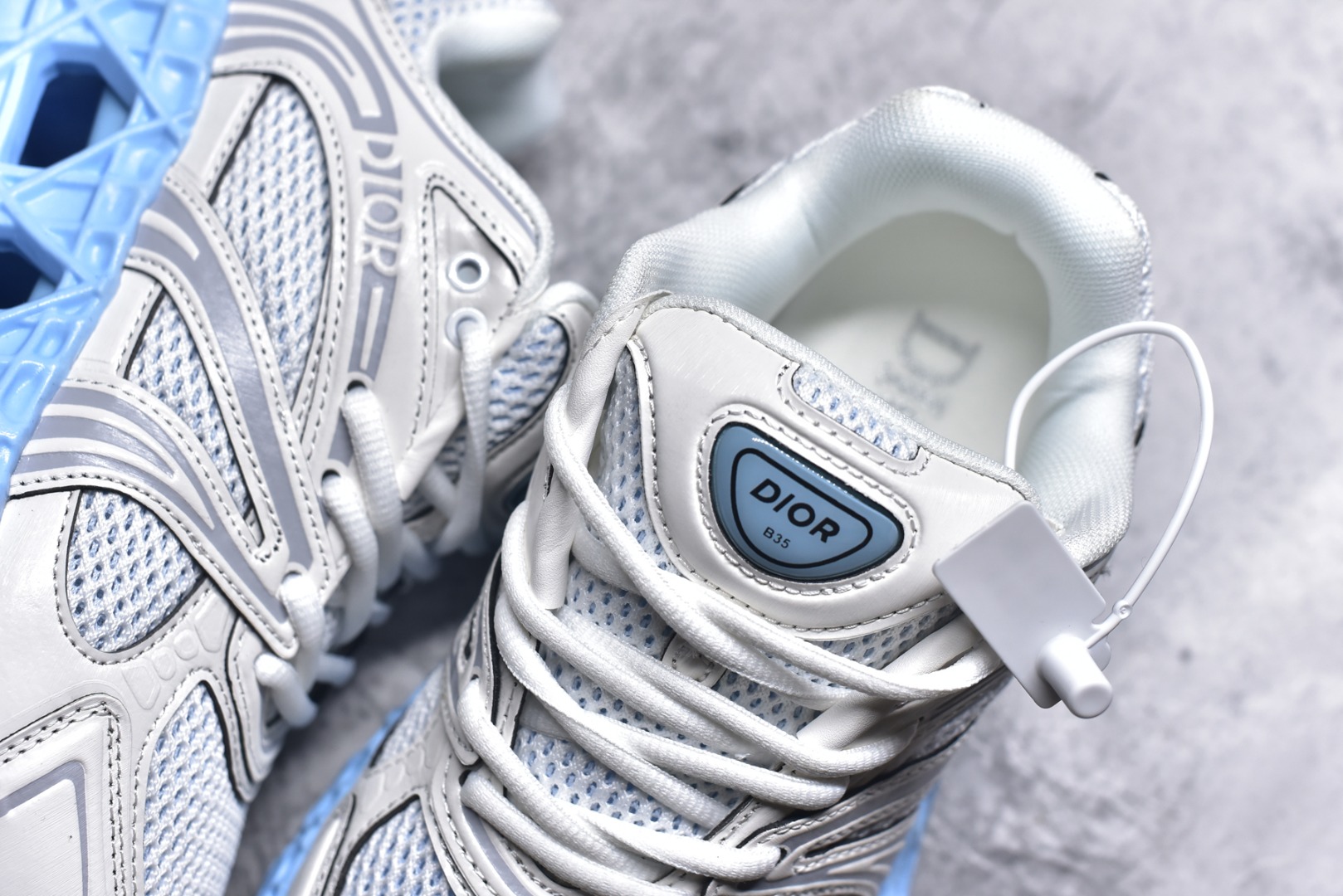 图片[9]-#Lw3 Dior x Kaws迪奥 联名款B35胶囊系列 镂空 网面 原版购入开发 做货 这款名为B35 NXT 的新款运动鞋 采用了 3D打印技术制成镂空式鞋底 鞋身部分则是十分契合当下审美的老爹鞋样式网面拼接与流畅线条布局 将复古千禧感与现代科技感浑然融为一体 且从当前已曝光的版本来看 这双新鞋款还提供了亮色系 暗色系 以及复古低饱和色系等不同风格配色方案选择 在不同风格造型中都有着十分不俗的兼容性 将前沿科技与复古审美相结合的鞋履新作 配送专柜精美包装 原版定制进口网面+科技面料 定制进口透气网里 鞋底：原版开模防滑橡胶材质 底厚 6CM 尺码：35-40-选品中心