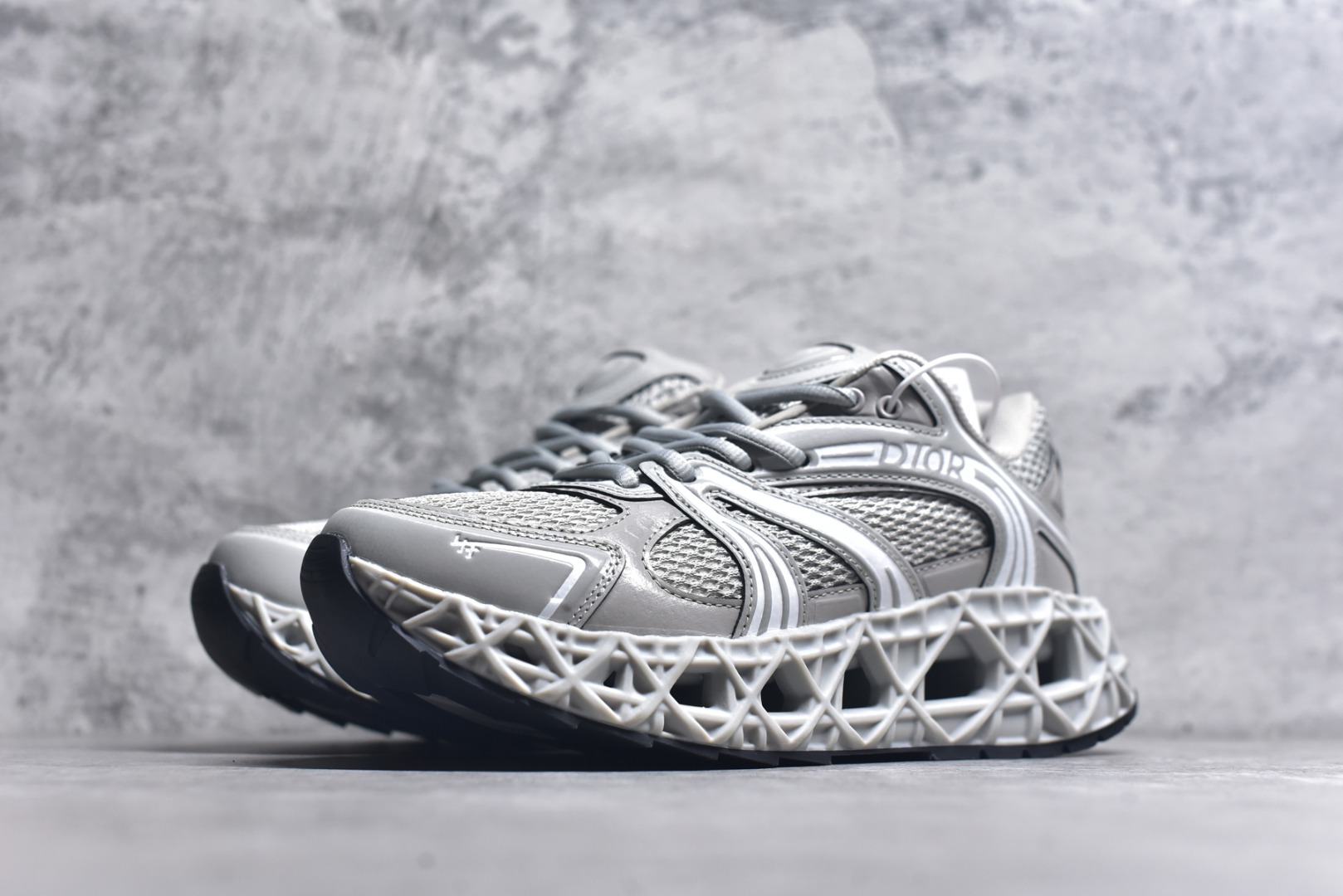图片[2]-#Lw3 Dior x Kaws迪奥 联名款B35胶囊系列 镂空 网面 原版购入开发 做货 这款名为B35 NXT 的新款运动鞋 采用了 3D打印技术制成镂空式鞋底 鞋身部分则是十分契合当下审美的老爹鞋样式网面拼接与流畅线条布局 将复古千禧感与现代科技感浑然融为一体 且从当前已曝光的版本来看 这双新鞋款还提供了亮色系 暗色系 以及复古低饱和色系等不同风格配色方案选择 在不同风格造型中都有着十分不俗的兼容性 将前沿科技与复古审美相结合的鞋履新作 配送专柜精美包装 原版定制进口网面+科技面料 定制进口透气网里 鞋底：原版开模防滑橡胶材质 底厚 6CM 尺码：35-45-选品中心