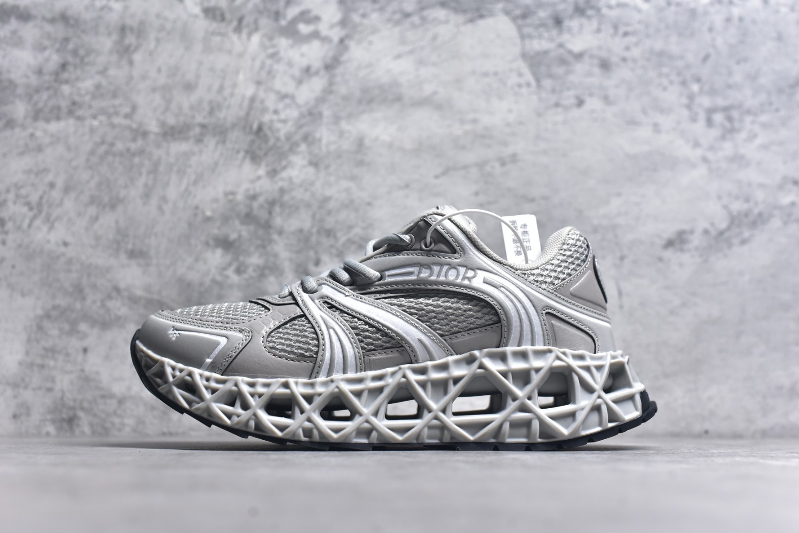 #Lw3 Dior x Kaws迪奥 联名款B35胶囊系列 镂空 网面 原版购入开发 做货 这款名为B35 NXT 的新款运动鞋 采用了 3D打印技术制成镂空式鞋底 鞋身部分则是十分契合当下审美的老爹鞋样式网面拼接与流畅线条布局 将复古千禧感与现代科技感浑然融为一体 且从当前已曝光的版本来看 这双新鞋款还提供了亮色系 暗色系 以及复古低饱和色系等不同风格配色方案选择 在不同风格造型中都有着十分不俗的兼容性 将前沿科技与复古审美相结合的鞋履新作 配送专柜精美包装 原版定制进口网面+科技面料 定制进口透气网里 鞋底：原版开模防滑橡胶材质 底厚 6CM 尺码：35-45-选品中心