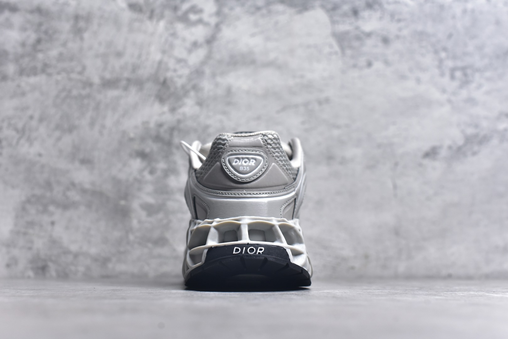 图片[5]-#Lw3 Dior x Kaws迪奥 联名款B35胶囊系列 镂空 网面 原版购入开发 做货 这款名为B35 NXT 的新款运动鞋 采用了 3D打印技术制成镂空式鞋底 鞋身部分则是十分契合当下审美的老爹鞋样式网面拼接与流畅线条布局 将复古千禧感与现代科技感浑然融为一体 且从当前已曝光的版本来看 这双新鞋款还提供了亮色系 暗色系 以及复古低饱和色系等不同风格配色方案选择 在不同风格造型中都有着十分不俗的兼容性 将前沿科技与复古审美相结合的鞋履新作 配送专柜精美包装 原版定制进口网面+科技面料 定制进口透气网里 鞋底：原版开模防滑橡胶材质 底厚 6CM 尺码：35-45-选品中心