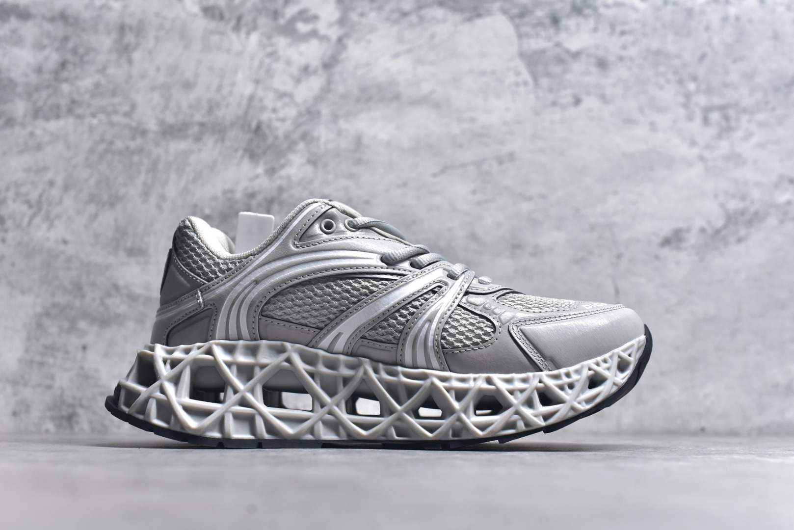 图片[3]-#Lw3 Dior x Kaws迪奥 联名款B35胶囊系列 镂空 网面 原版购入开发 做货 这款名为B35 NXT 的新款运动鞋 采用了 3D打印技术制成镂空式鞋底 鞋身部分则是十分契合当下审美的老爹鞋样式网面拼接与流畅线条布局 将复古千禧感与现代科技感浑然融为一体 且从当前已曝光的版本来看 这双新鞋款还提供了亮色系 暗色系 以及复古低饱和色系等不同风格配色方案选择 在不同风格造型中都有着十分不俗的兼容性 将前沿科技与复古审美相结合的鞋履新作 配送专柜精美包装 原版定制进口网面+科技面料 定制进口透气网里 鞋底：原版开模防滑橡胶材质 底厚 6CM 尺码：35-45-选品中心