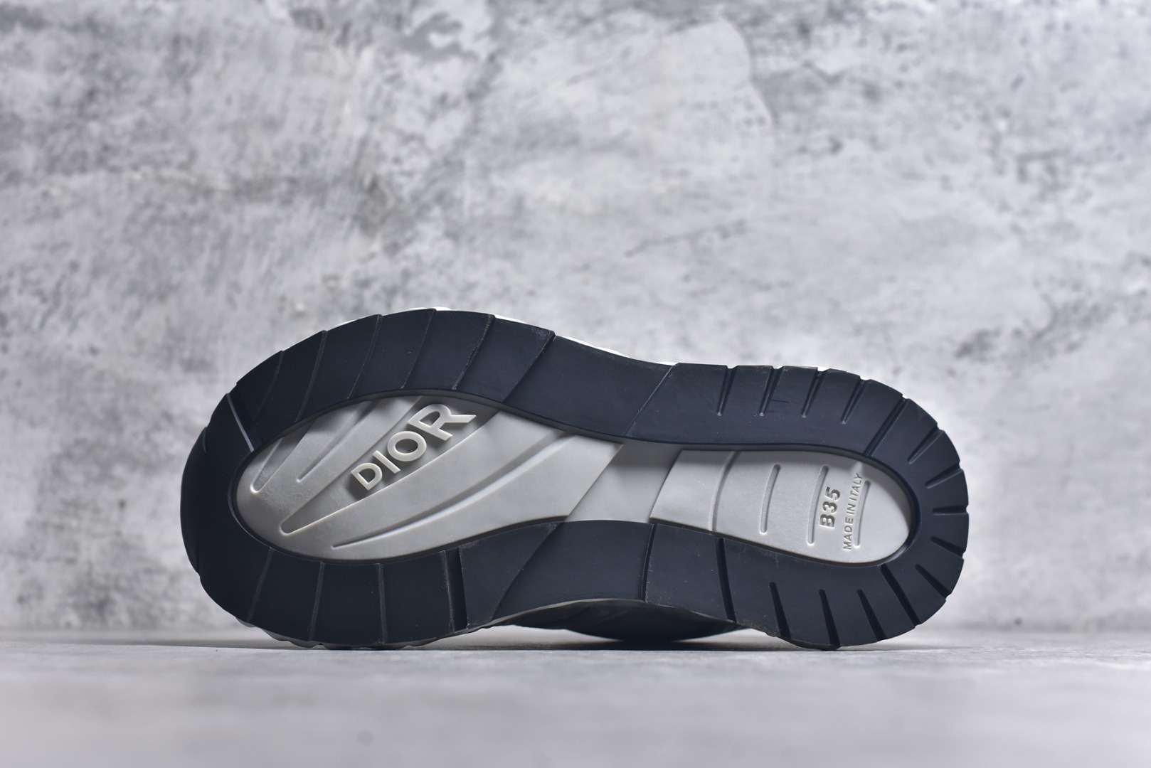 图片[6]-#Lw3 Dior x Kaws迪奥 联名款B35胶囊系列 镂空 网面 原版购入开发 做货 这款名为B35 NXT 的新款运动鞋 采用了 3D打印技术制成镂空式鞋底 鞋身部分则是十分契合当下审美的老爹鞋样式网面拼接与流畅线条布局 将复古千禧感与现代科技感浑然融为一体 且从当前已曝光的版本来看 这双新鞋款还提供了亮色系 暗色系 以及复古低饱和色系等不同风格配色方案选择 在不同风格造型中都有着十分不俗的兼容性 将前沿科技与复古审美相结合的鞋履新作 配送专柜精美包装 原版定制进口网面+科技面料 定制进口透气网里 鞋底：原版开模防滑橡胶材质 底厚 6CM 尺码：35-45-选品中心