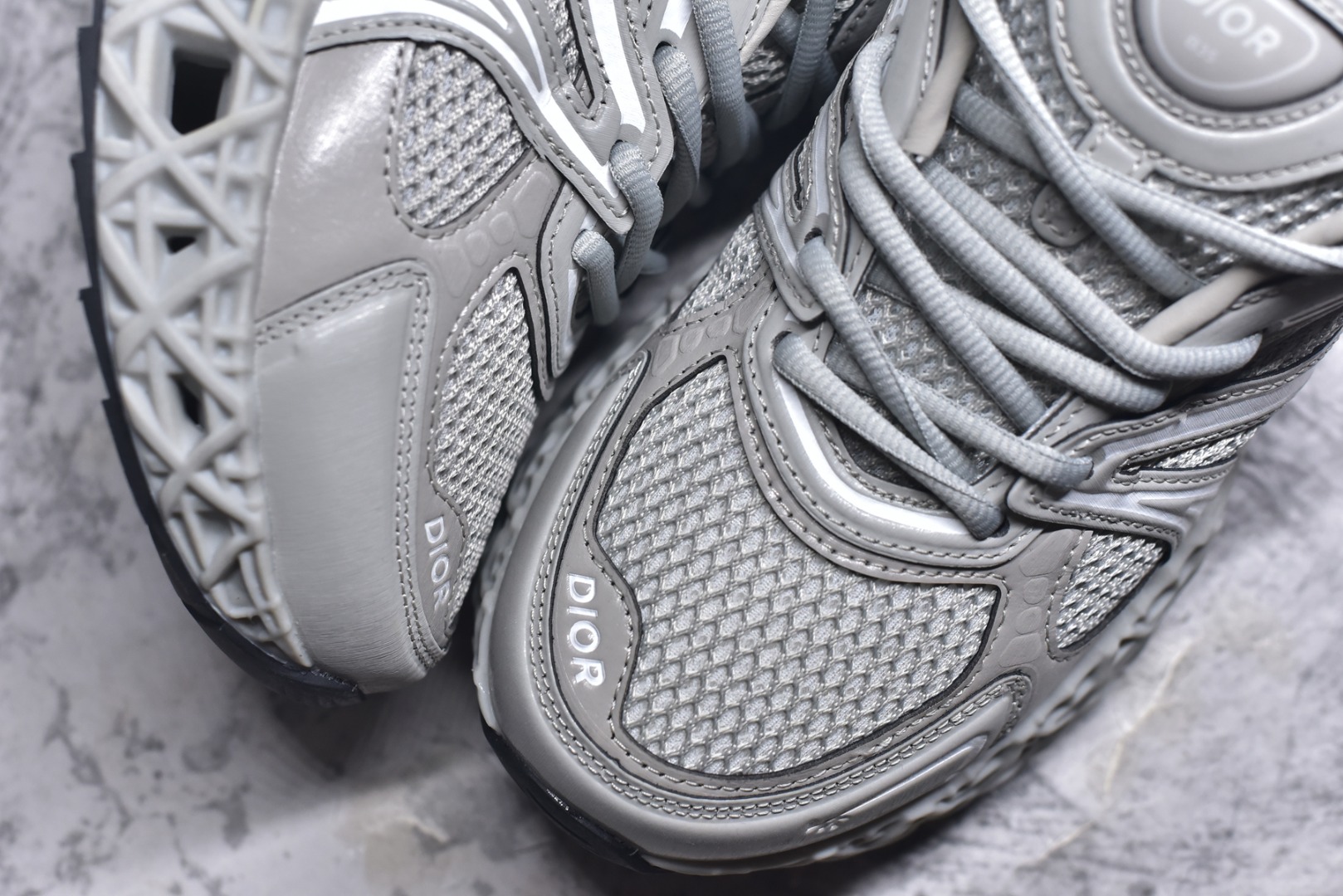 图片[8]-#Lw3 Dior x Kaws迪奥 联名款B35胶囊系列 镂空 网面 原版购入开发 做货 这款名为B35 NXT 的新款运动鞋 采用了 3D打印技术制成镂空式鞋底 鞋身部分则是十分契合当下审美的老爹鞋样式网面拼接与流畅线条布局 将复古千禧感与现代科技感浑然融为一体 且从当前已曝光的版本来看 这双新鞋款还提供了亮色系 暗色系 以及复古低饱和色系等不同风格配色方案选择 在不同风格造型中都有着十分不俗的兼容性 将前沿科技与复古审美相结合的鞋履新作 配送专柜精美包装 原版定制进口网面+科技面料 定制进口透气网里 鞋底：原版开模防滑橡胶材质 底厚 6CM 尺码：35-45-选品中心