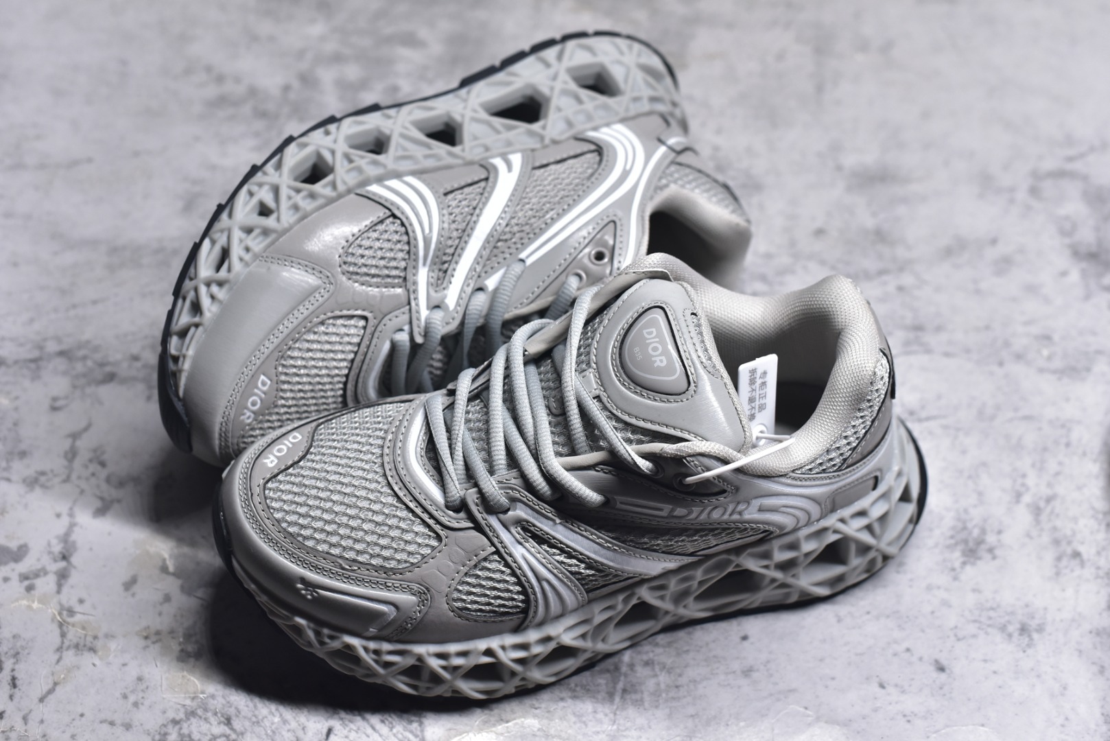 图片[7]-#Lw3 Dior x Kaws迪奥 联名款B35胶囊系列 镂空 网面 原版购入开发 做货 这款名为B35 NXT 的新款运动鞋 采用了 3D打印技术制成镂空式鞋底 鞋身部分则是十分契合当下审美的老爹鞋样式网面拼接与流畅线条布局 将复古千禧感与现代科技感浑然融为一体 且从当前已曝光的版本来看 这双新鞋款还提供了亮色系 暗色系 以及复古低饱和色系等不同风格配色方案选择 在不同风格造型中都有着十分不俗的兼容性 将前沿科技与复古审美相结合的鞋履新作 配送专柜精美包装 原版定制进口网面+科技面料 定制进口透气网里 鞋底：原版开模防滑橡胶材质 底厚 6CM 尺码：35-45-选品中心