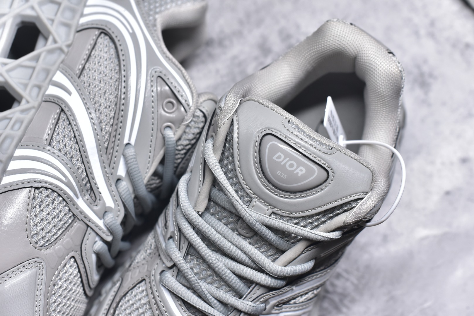 图片[9]-#Lw3 Dior x Kaws迪奥 联名款B35胶囊系列 镂空 网面 原版购入开发 做货 这款名为B35 NXT 的新款运动鞋 采用了 3D打印技术制成镂空式鞋底 鞋身部分则是十分契合当下审美的老爹鞋样式网面拼接与流畅线条布局 将复古千禧感与现代科技感浑然融为一体 且从当前已曝光的版本来看 这双新鞋款还提供了亮色系 暗色系 以及复古低饱和色系等不同风格配色方案选择 在不同风格造型中都有着十分不俗的兼容性 将前沿科技与复古审美相结合的鞋履新作 配送专柜精美包装 原版定制进口网面+科技面料 定制进口透气网里 鞋底：原版开模防滑橡胶材质 底厚 6CM 尺码：35-45-选品中心