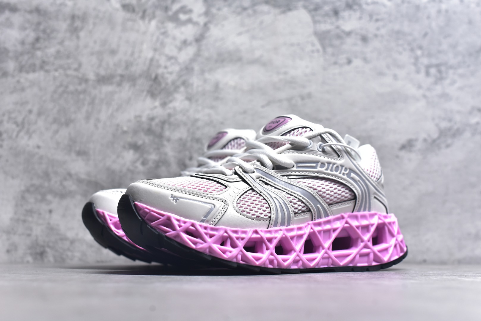 图片[2]-#Lw3 Dior x Kaws迪奥 联名款B35胶囊系列 镂空 网面 原版购入开发 做货 这款名为B35 NXT 的新款运动鞋 采用了 3D打印技术制成镂空式鞋底 鞋身部分则是十分契合当下审美的老爹鞋样式网面拼接与流畅线条布局 将复古千禧感与现代科技感浑然融为一体 且从当前已曝光的版本来看 这双新鞋款还提供了亮色系 暗色系 以及复古低饱和色系等不同风格配色方案选择 在不同风格造型中都有着十分不俗的兼容性 将前沿科技与复古审美相结合的鞋履新作 配送专柜精美包装 原版定制进口网面+科技面料 定制进口透气网里 鞋底：原版开模防滑橡胶材质 底厚 6CM 尺码：35-40-选品中心