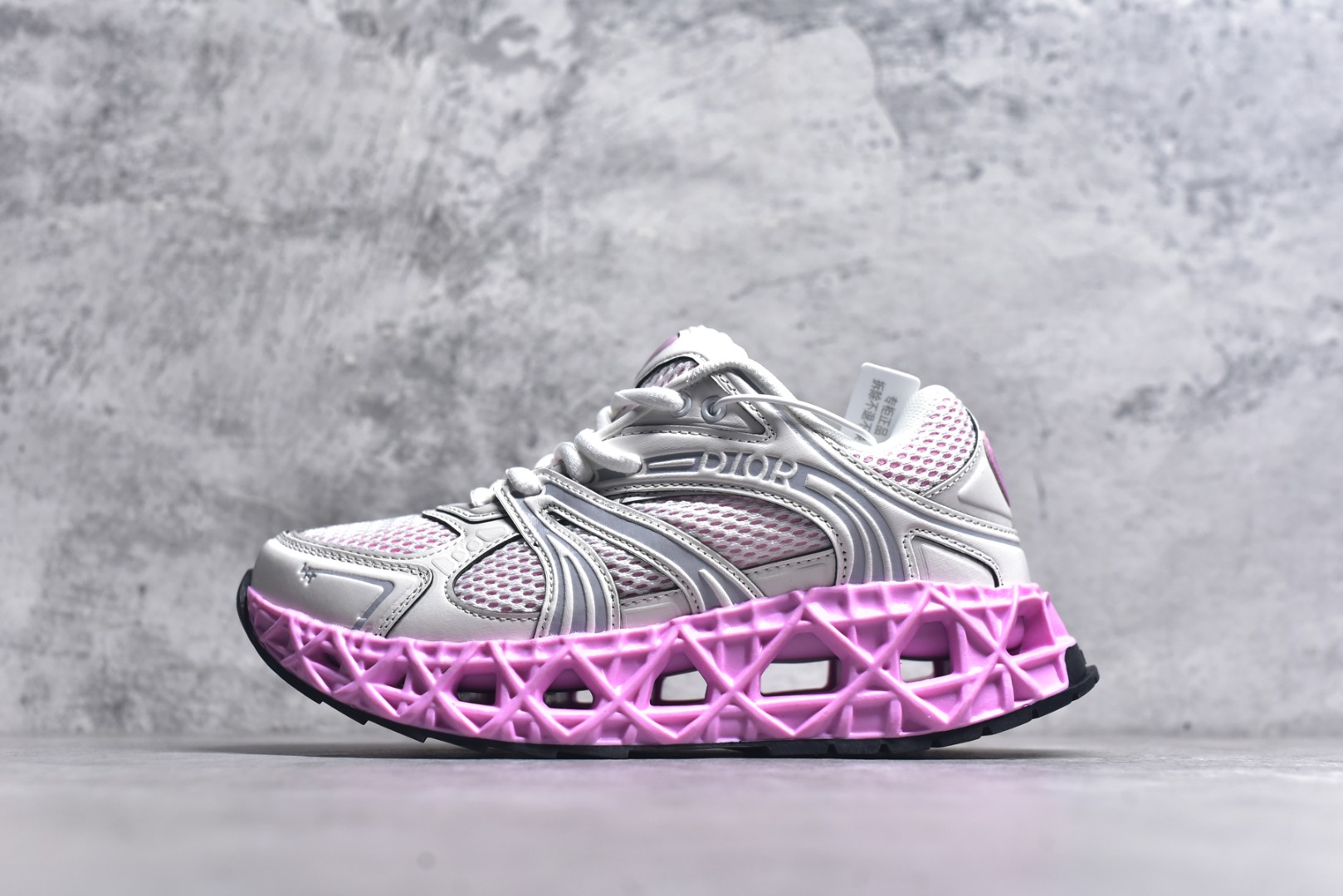 #Lw3 Dior x Kaws迪奥 联名款B35胶囊系列 镂空 网面 原版购入开发 做货 这款名为B35 NXT 的新款运动鞋 采用了 3D打印技术制成镂空式鞋底 鞋身部分则是十分契合当下审美的老爹鞋样式网面拼接与流畅线条布局 将复古千禧感与现代科技感浑然融为一体 且从当前已曝光的版本来看 这双新鞋款还提供了亮色系 暗色系 以及复古低饱和色系等不同风格配色方案选择 在不同风格造型中都有着十分不俗的兼容性 将前沿科技与复古审美相结合的鞋履新作 配送专柜精美包装 原版定制进口网面+科技面料 定制进口透气网里 鞋底：原版开模防滑橡胶材质 底厚 6CM 尺码：35-40-选品中心