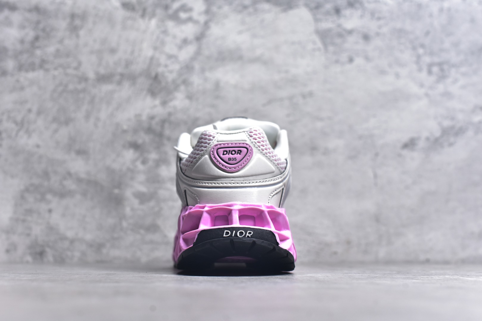 图片[5]-#Lw3 Dior x Kaws迪奥 联名款B35胶囊系列 镂空 网面 原版购入开发 做货 这款名为B35 NXT 的新款运动鞋 采用了 3D打印技术制成镂空式鞋底 鞋身部分则是十分契合当下审美的老爹鞋样式网面拼接与流畅线条布局 将复古千禧感与现代科技感浑然融为一体 且从当前已曝光的版本来看 这双新鞋款还提供了亮色系 暗色系 以及复古低饱和色系等不同风格配色方案选择 在不同风格造型中都有着十分不俗的兼容性 将前沿科技与复古审美相结合的鞋履新作 配送专柜精美包装 原版定制进口网面+科技面料 定制进口透气网里 鞋底：原版开模防滑橡胶材质 底厚 6CM 尺码：35-40-选品中心