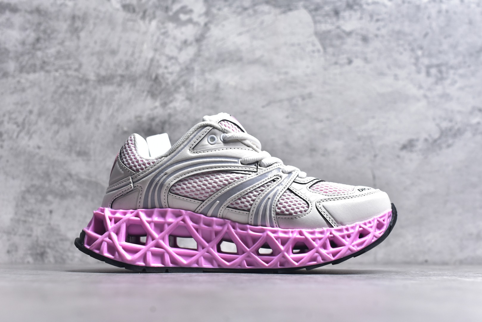 图片[3]-#Lw3 Dior x Kaws迪奥 联名款B35胶囊系列 镂空 网面 原版购入开发 做货 这款名为B35 NXT 的新款运动鞋 采用了 3D打印技术制成镂空式鞋底 鞋身部分则是十分契合当下审美的老爹鞋样式网面拼接与流畅线条布局 将复古千禧感与现代科技感浑然融为一体 且从当前已曝光的版本来看 这双新鞋款还提供了亮色系 暗色系 以及复古低饱和色系等不同风格配色方案选择 在不同风格造型中都有着十分不俗的兼容性 将前沿科技与复古审美相结合的鞋履新作 配送专柜精美包装 原版定制进口网面+科技面料 定制进口透气网里 鞋底：原版开模防滑橡胶材质 底厚 6CM 尺码：35-40-选品中心