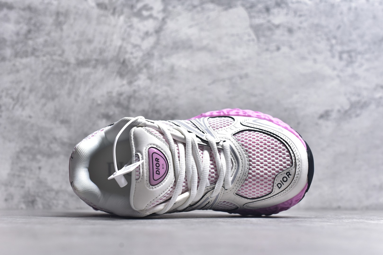 图片[4]-#Lw3 Dior x Kaws迪奥 联名款B35胶囊系列 镂空 网面 原版购入开发 做货 这款名为B35 NXT 的新款运动鞋 采用了 3D打印技术制成镂空式鞋底 鞋身部分则是十分契合当下审美的老爹鞋样式网面拼接与流畅线条布局 将复古千禧感与现代科技感浑然融为一体 且从当前已曝光的版本来看 这双新鞋款还提供了亮色系 暗色系 以及复古低饱和色系等不同风格配色方案选择 在不同风格造型中都有着十分不俗的兼容性 将前沿科技与复古审美相结合的鞋履新作 配送专柜精美包装 原版定制进口网面+科技面料 定制进口透气网里 鞋底：原版开模防滑橡胶材质 底厚 6CM 尺码：35-40-选品中心