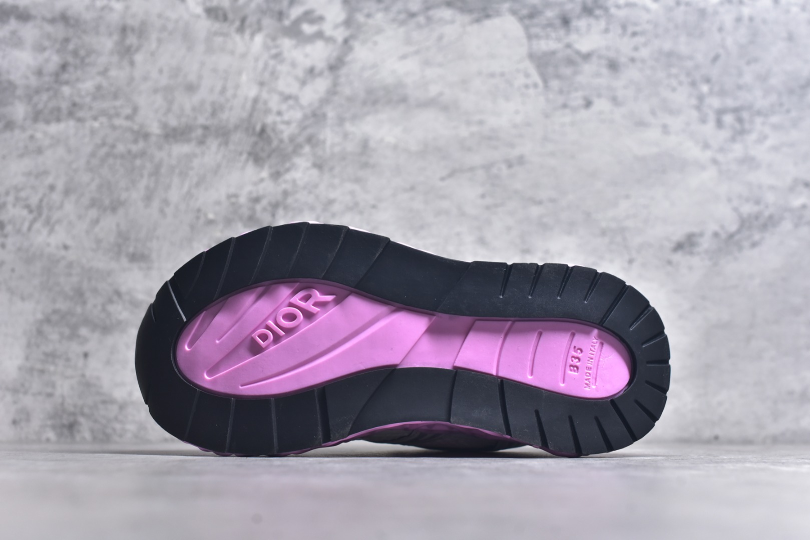 图片[6]-#Lw3 Dior x Kaws迪奥 联名款B35胶囊系列 镂空 网面 原版购入开发 做货 这款名为B35 NXT 的新款运动鞋 采用了 3D打印技术制成镂空式鞋底 鞋身部分则是十分契合当下审美的老爹鞋样式网面拼接与流畅线条布局 将复古千禧感与现代科技感浑然融为一体 且从当前已曝光的版本来看 这双新鞋款还提供了亮色系 暗色系 以及复古低饱和色系等不同风格配色方案选择 在不同风格造型中都有着十分不俗的兼容性 将前沿科技与复古审美相结合的鞋履新作 配送专柜精美包装 原版定制进口网面+科技面料 定制进口透气网里 鞋底：原版开模防滑橡胶材质 底厚 6CM 尺码：35-40-选品中心