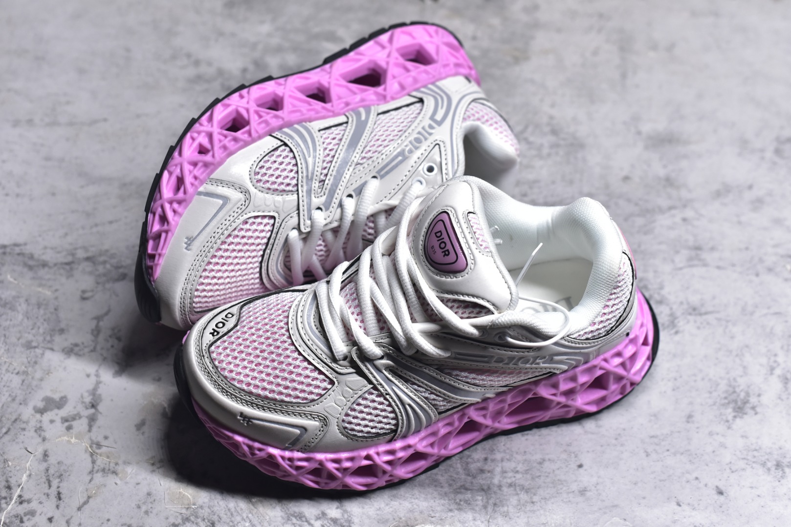 图片[7]-#Lw3 Dior x Kaws迪奥 联名款B35胶囊系列 镂空 网面 原版购入开发 做货 这款名为B35 NXT 的新款运动鞋 采用了 3D打印技术制成镂空式鞋底 鞋身部分则是十分契合当下审美的老爹鞋样式网面拼接与流畅线条布局 将复古千禧感与现代科技感浑然融为一体 且从当前已曝光的版本来看 这双新鞋款还提供了亮色系 暗色系 以及复古低饱和色系等不同风格配色方案选择 在不同风格造型中都有着十分不俗的兼容性 将前沿科技与复古审美相结合的鞋履新作 配送专柜精美包装 原版定制进口网面+科技面料 定制进口透气网里 鞋底：原版开模防滑橡胶材质 底厚 6CM 尺码：35-40-选品中心