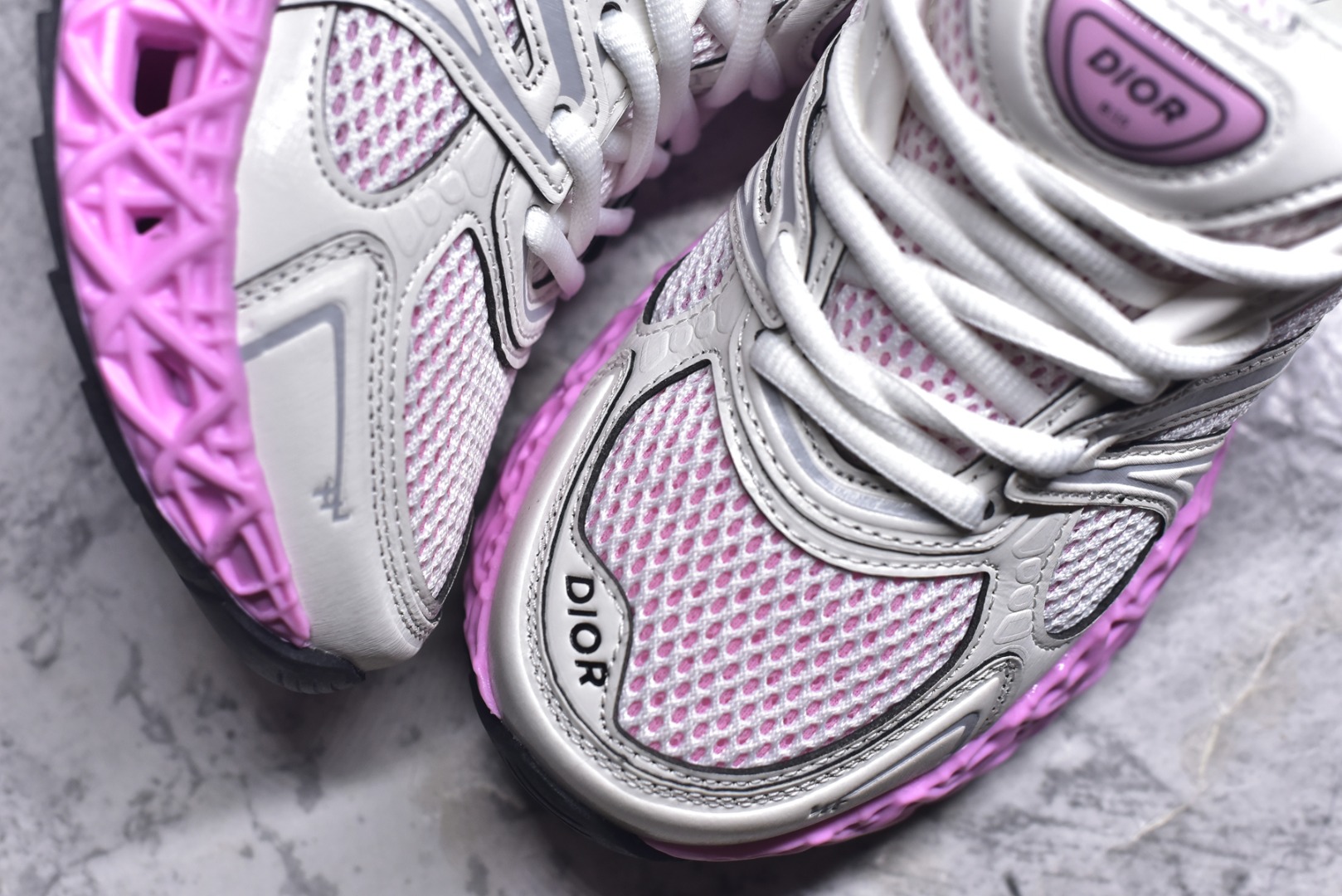 图片[8]-#Lw3 Dior x Kaws迪奥 联名款B35胶囊系列 镂空 网面 原版购入开发 做货 这款名为B35 NXT 的新款运动鞋 采用了 3D打印技术制成镂空式鞋底 鞋身部分则是十分契合当下审美的老爹鞋样式网面拼接与流畅线条布局 将复古千禧感与现代科技感浑然融为一体 且从当前已曝光的版本来看 这双新鞋款还提供了亮色系 暗色系 以及复古低饱和色系等不同风格配色方案选择 在不同风格造型中都有着十分不俗的兼容性 将前沿科技与复古审美相结合的鞋履新作 配送专柜精美包装 原版定制进口网面+科技面料 定制进口透气网里 鞋底：原版开模防滑橡胶材质 底厚 6CM 尺码：35-40-选品中心