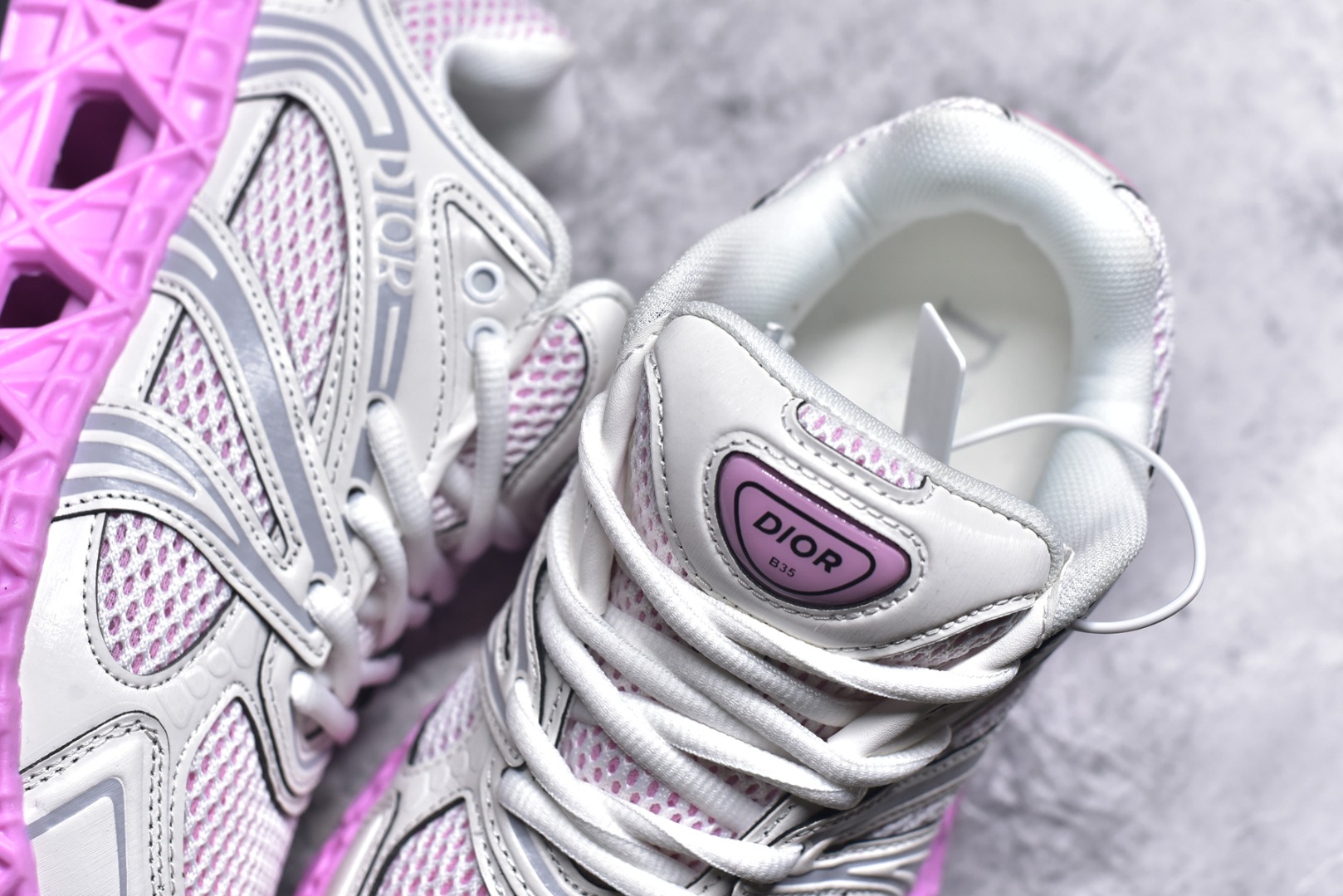 图片[9]-#Lw3 Dior x Kaws迪奥 联名款B35胶囊系列 镂空 网面 原版购入开发 做货 这款名为B35 NXT 的新款运动鞋 采用了 3D打印技术制成镂空式鞋底 鞋身部分则是十分契合当下审美的老爹鞋样式网面拼接与流畅线条布局 将复古千禧感与现代科技感浑然融为一体 且从当前已曝光的版本来看 这双新鞋款还提供了亮色系 暗色系 以及复古低饱和色系等不同风格配色方案选择 在不同风格造型中都有着十分不俗的兼容性 将前沿科技与复古审美相结合的鞋履新作 配送专柜精美包装 原版定制进口网面+科技面料 定制进口透气网里 鞋底：原版开模防滑橡胶材质 底厚 6CM 尺码：35-40-选品中心