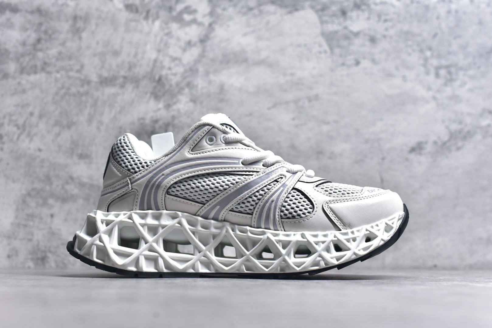 图片[3]-#Lw3 Dior x Kaws迪奥 联名款B35胶囊系列 镂空 网面 原版购入开发 做货 这款名为B35 NXT 的新款运动鞋 采用了 3D打印技术制成镂空式鞋底 鞋身部分则是十分契合当下审美的老爹鞋样式网面拼接与流畅线条布局 将复古千禧感与现代科技感浑然融为一体 且从当前已曝光的版本来看 这双新鞋款还提供了亮色系 暗色系 以及复古低饱和色系等不同风格配色方案选择 在不同风格造型中都有着十分不俗的兼容性 将前沿科技与复古审美相结合的鞋履新作 配送专柜精美包装 原版定制进口网面+科技面料 定制进口透气网里 鞋底：原版开模防滑橡胶材质 底厚 6CM 尺码：35-45-选品中心