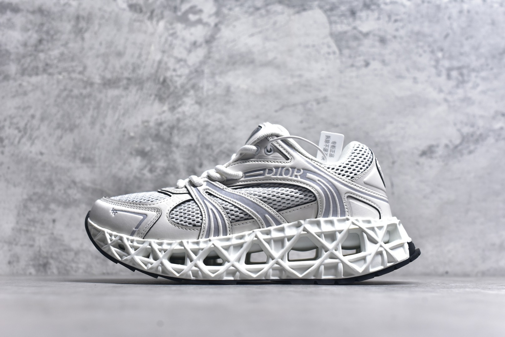 #Lw3 Dior x Kaws迪奥 联名款B35胶囊系列 镂空 网面 原版购入开发 做货 这款名为B35 NXT 的新款运动鞋 采用了 3D打印技术制成镂空式鞋底 鞋身部分则是十分契合当下审美的老爹鞋样式网面拼接与流畅线条布局 将复古千禧感与现代科技感浑然融为一体 且从当前已曝光的版本来看 这双新鞋款还提供了亮色系 暗色系 以及复古低饱和色系等不同风格配色方案选择 在不同风格造型中都有着十分不俗的兼容性 将前沿科技与复古审美相结合的鞋履新作 配送专柜精美包装 原版定制进口网面+科技面料 定制进口透气网里 鞋底：原版开模防滑橡胶材质 底厚 6CM 尺码：35-45-选品中心