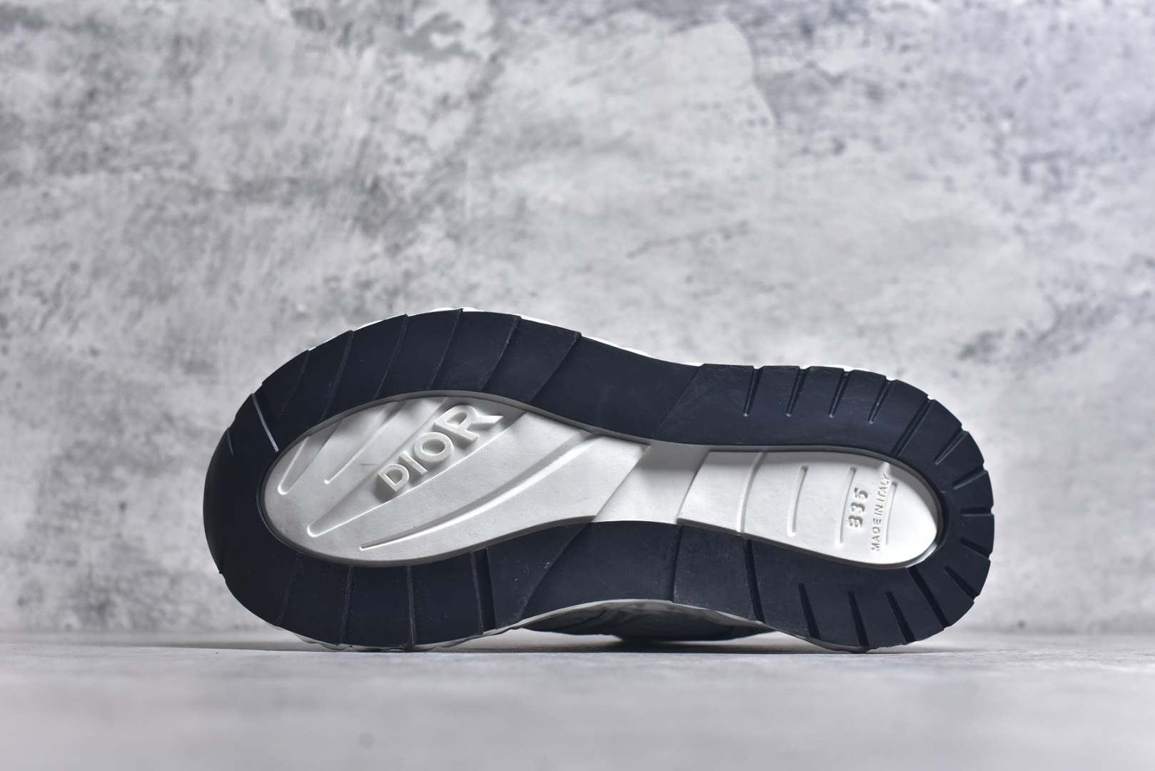 图片[6]-#Lw3 Dior x Kaws迪奥 联名款B35胶囊系列 镂空 网面 原版购入开发 做货 这款名为B35 NXT 的新款运动鞋 采用了 3D打印技术制成镂空式鞋底 鞋身部分则是十分契合当下审美的老爹鞋样式网面拼接与流畅线条布局 将复古千禧感与现代科技感浑然融为一体 且从当前已曝光的版本来看 这双新鞋款还提供了亮色系 暗色系 以及复古低饱和色系等不同风格配色方案选择 在不同风格造型中都有着十分不俗的兼容性 将前沿科技与复古审美相结合的鞋履新作 配送专柜精美包装 原版定制进口网面+科技面料 定制进口透气网里 鞋底：原版开模防滑橡胶材质 底厚 6CM 尺码：35-45-选品中心