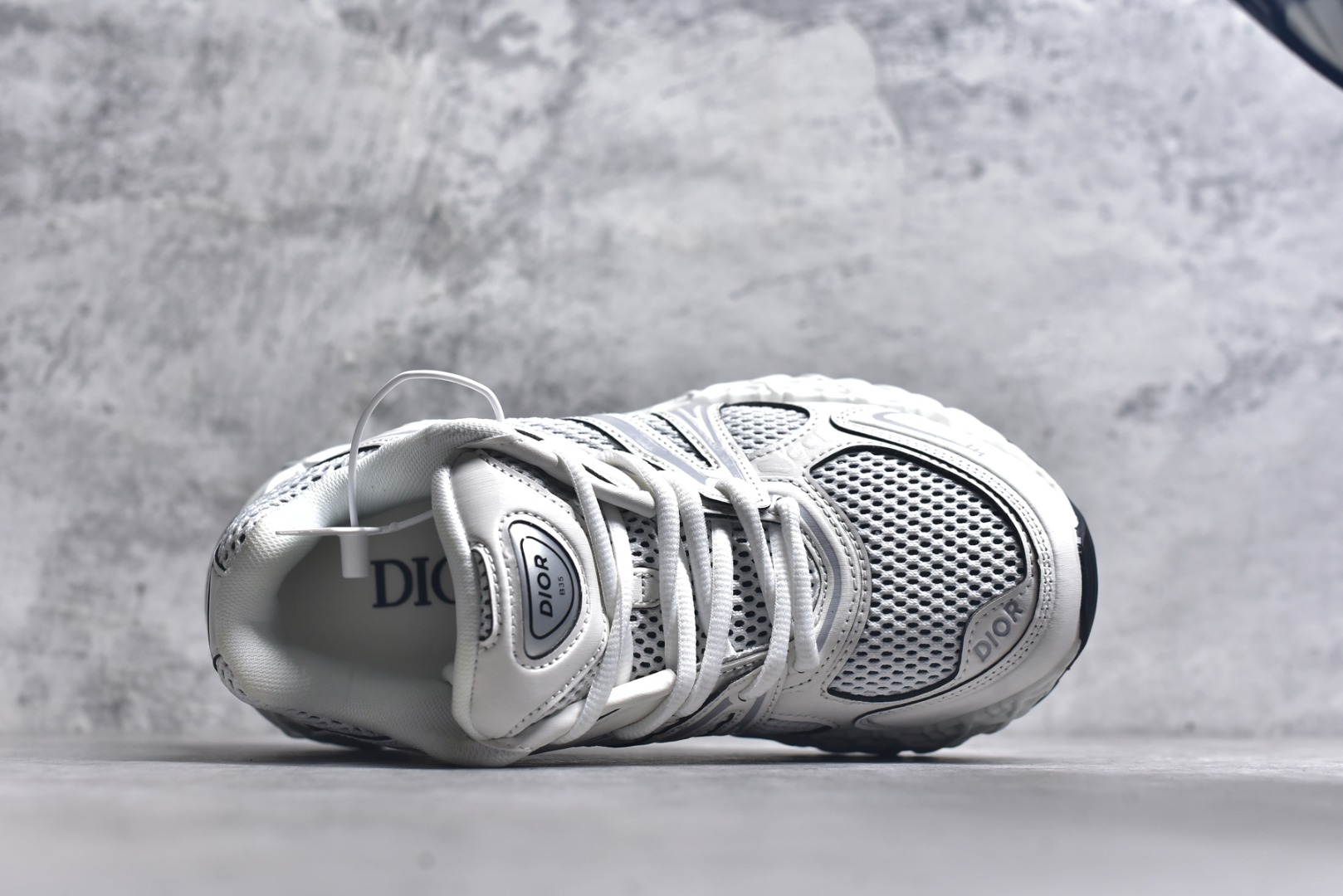 图片[4]-#Lw3 Dior x Kaws迪奥 联名款B35胶囊系列 镂空 网面 原版购入开发 做货 这款名为B35 NXT 的新款运动鞋 采用了 3D打印技术制成镂空式鞋底 鞋身部分则是十分契合当下审美的老爹鞋样式网面拼接与流畅线条布局 将复古千禧感与现代科技感浑然融为一体 且从当前已曝光的版本来看 这双新鞋款还提供了亮色系 暗色系 以及复古低饱和色系等不同风格配色方案选择 在不同风格造型中都有着十分不俗的兼容性 将前沿科技与复古审美相结合的鞋履新作 配送专柜精美包装 原版定制进口网面+科技面料 定制进口透气网里 鞋底：原版开模防滑橡胶材质 底厚 6CM 尺码：35-45-选品中心