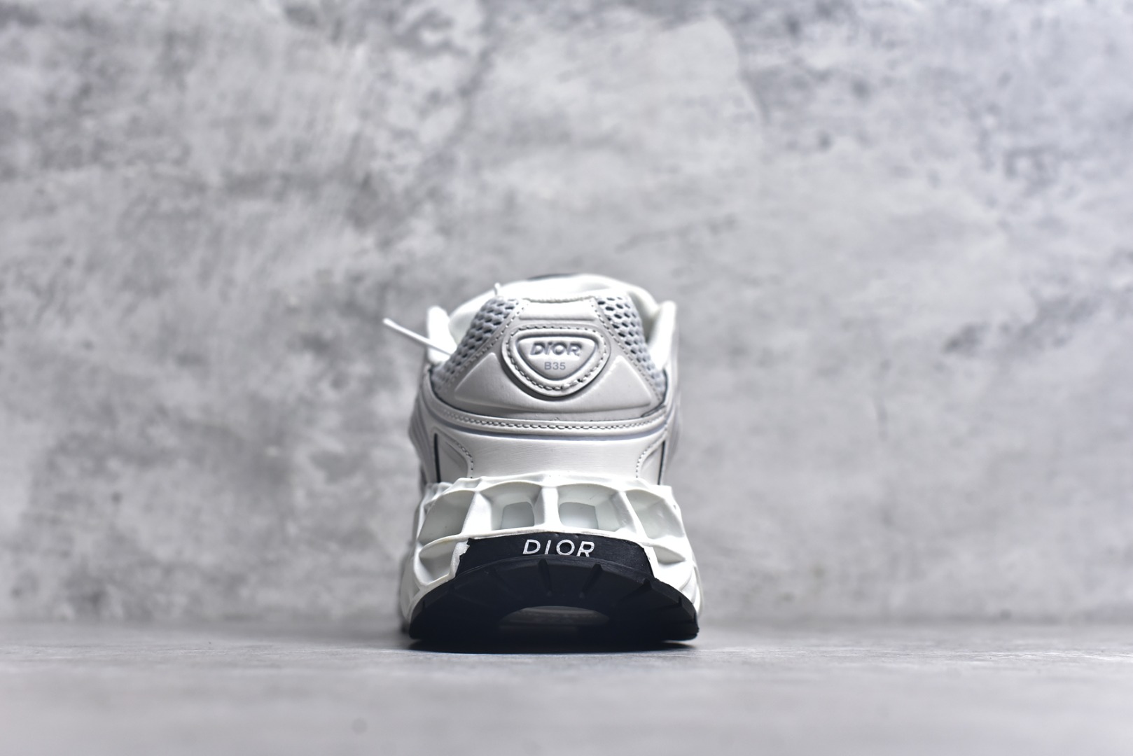 图片[5]-#Lw3 Dior x Kaws迪奥 联名款B35胶囊系列 镂空 网面 原版购入开发 做货 这款名为B35 NXT 的新款运动鞋 采用了 3D打印技术制成镂空式鞋底 鞋身部分则是十分契合当下审美的老爹鞋样式网面拼接与流畅线条布局 将复古千禧感与现代科技感浑然融为一体 且从当前已曝光的版本来看 这双新鞋款还提供了亮色系 暗色系 以及复古低饱和色系等不同风格配色方案选择 在不同风格造型中都有着十分不俗的兼容性 将前沿科技与复古审美相结合的鞋履新作 配送专柜精美包装 原版定制进口网面+科技面料 定制进口透气网里 鞋底：原版开模防滑橡胶材质 底厚 6CM 尺码：35-45-选品中心