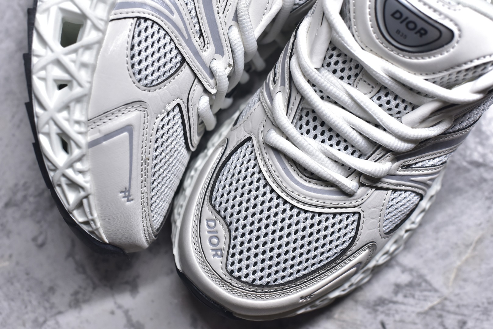 图片[8]-#Lw3 Dior x Kaws迪奥 联名款B35胶囊系列 镂空 网面 原版购入开发 做货 这款名为B35 NXT 的新款运动鞋 采用了 3D打印技术制成镂空式鞋底 鞋身部分则是十分契合当下审美的老爹鞋样式网面拼接与流畅线条布局 将复古千禧感与现代科技感浑然融为一体 且从当前已曝光的版本来看 这双新鞋款还提供了亮色系 暗色系 以及复古低饱和色系等不同风格配色方案选择 在不同风格造型中都有着十分不俗的兼容性 将前沿科技与复古审美相结合的鞋履新作 配送专柜精美包装 原版定制进口网面+科技面料 定制进口透气网里 鞋底：原版开模防滑橡胶材质 底厚 6CM 尺码：35-45-选品中心