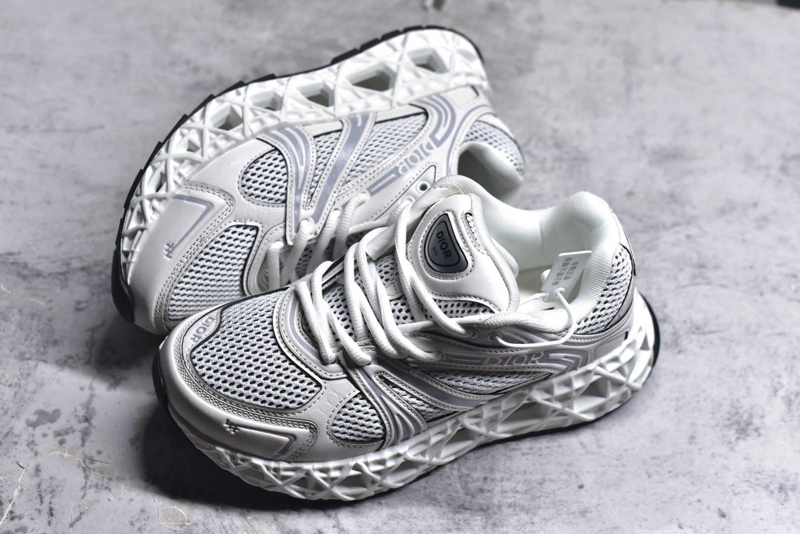 图片[7]-#Lw3 Dior x Kaws迪奥 联名款B35胶囊系列 镂空 网面 原版购入开发 做货 这款名为B35 NXT 的新款运动鞋 采用了 3D打印技术制成镂空式鞋底 鞋身部分则是十分契合当下审美的老爹鞋样式网面拼接与流畅线条布局 将复古千禧感与现代科技感浑然融为一体 且从当前已曝光的版本来看 这双新鞋款还提供了亮色系 暗色系 以及复古低饱和色系等不同风格配色方案选择 在不同风格造型中都有着十分不俗的兼容性 将前沿科技与复古审美相结合的鞋履新作 配送专柜精美包装 原版定制进口网面+科技面料 定制进口透气网里 鞋底：原版开模防滑橡胶材质 底厚 6CM 尺码：35-45-选品中心