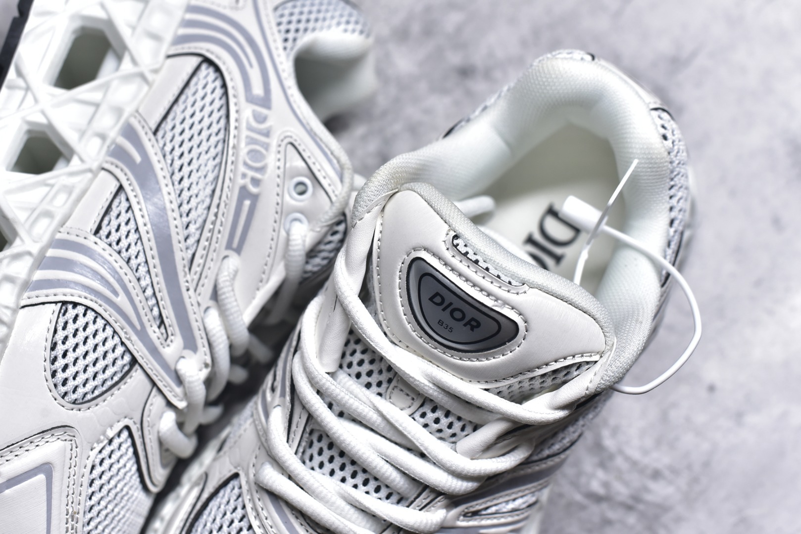 图片[9]-#Lw3 Dior x Kaws迪奥 联名款B35胶囊系列 镂空 网面 原版购入开发 做货 这款名为B35 NXT 的新款运动鞋 采用了 3D打印技术制成镂空式鞋底 鞋身部分则是十分契合当下审美的老爹鞋样式网面拼接与流畅线条布局 将复古千禧感与现代科技感浑然融为一体 且从当前已曝光的版本来看 这双新鞋款还提供了亮色系 暗色系 以及复古低饱和色系等不同风格配色方案选择 在不同风格造型中都有着十分不俗的兼容性 将前沿科技与复古审美相结合的鞋履新作 配送专柜精美包装 原版定制进口网面+科技面料 定制进口透气网里 鞋底：原版开模防滑橡胶材质 底厚 6CM 尺码：35-45-选品中心