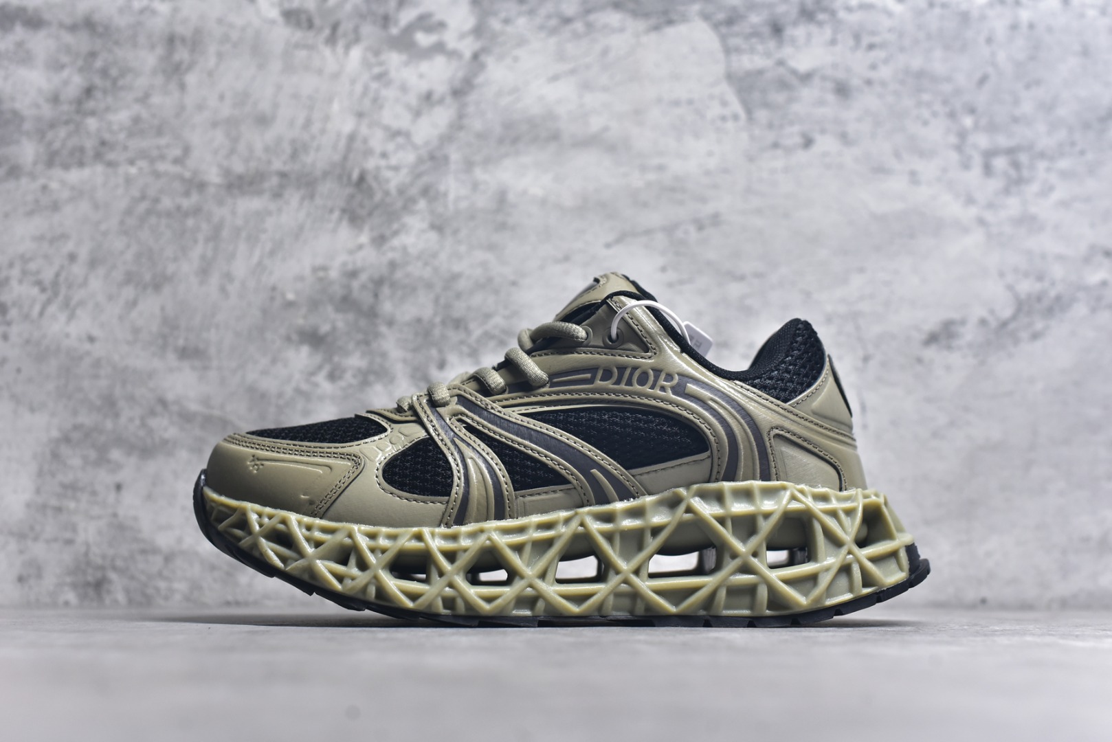 #Lw3 Dior x Kaws迪奥 联名款B35胶囊系列 镂空 网面 原版购入开发 做货 这款名为B35 NXT 的新款运动鞋 采用了 3D打印技术制成镂空式鞋底 鞋身部分则是十分契合当下审美的老爹鞋样式网面拼接与流畅线条布局 将复古千禧感与现代科技感浑然融为一体 且从当前已曝光的版本来看 这双新鞋款还提供了亮色系 暗色系 以及复古低饱和色系等不同风格配色方案选择 在不同风格造型中都有着十分不俗的兼容性 将前沿科技与复古审美相结合的鞋履新作 配送专柜精美包装 原版定制进口网面+科技面料 定制进口透气网里 鞋底：原版开模防滑橡胶材质 底厚 6CM 尺码：35-45-选品中心