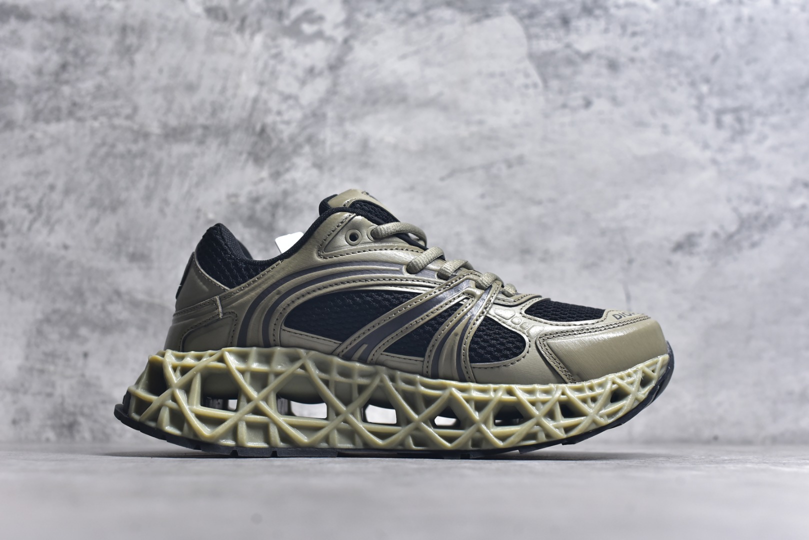 图片[3]-#Lw3 Dior x Kaws迪奥 联名款B35胶囊系列 镂空 网面 原版购入开发 做货 这款名为B35 NXT 的新款运动鞋 采用了 3D打印技术制成镂空式鞋底 鞋身部分则是十分契合当下审美的老爹鞋样式网面拼接与流畅线条布局 将复古千禧感与现代科技感浑然融为一体 且从当前已曝光的版本来看 这双新鞋款还提供了亮色系 暗色系 以及复古低饱和色系等不同风格配色方案选择 在不同风格造型中都有着十分不俗的兼容性 将前沿科技与复古审美相结合的鞋履新作 配送专柜精美包装 原版定制进口网面+科技面料 定制进口透气网里 鞋底：原版开模防滑橡胶材质 底厚 6CM 尺码：35-45-选品中心