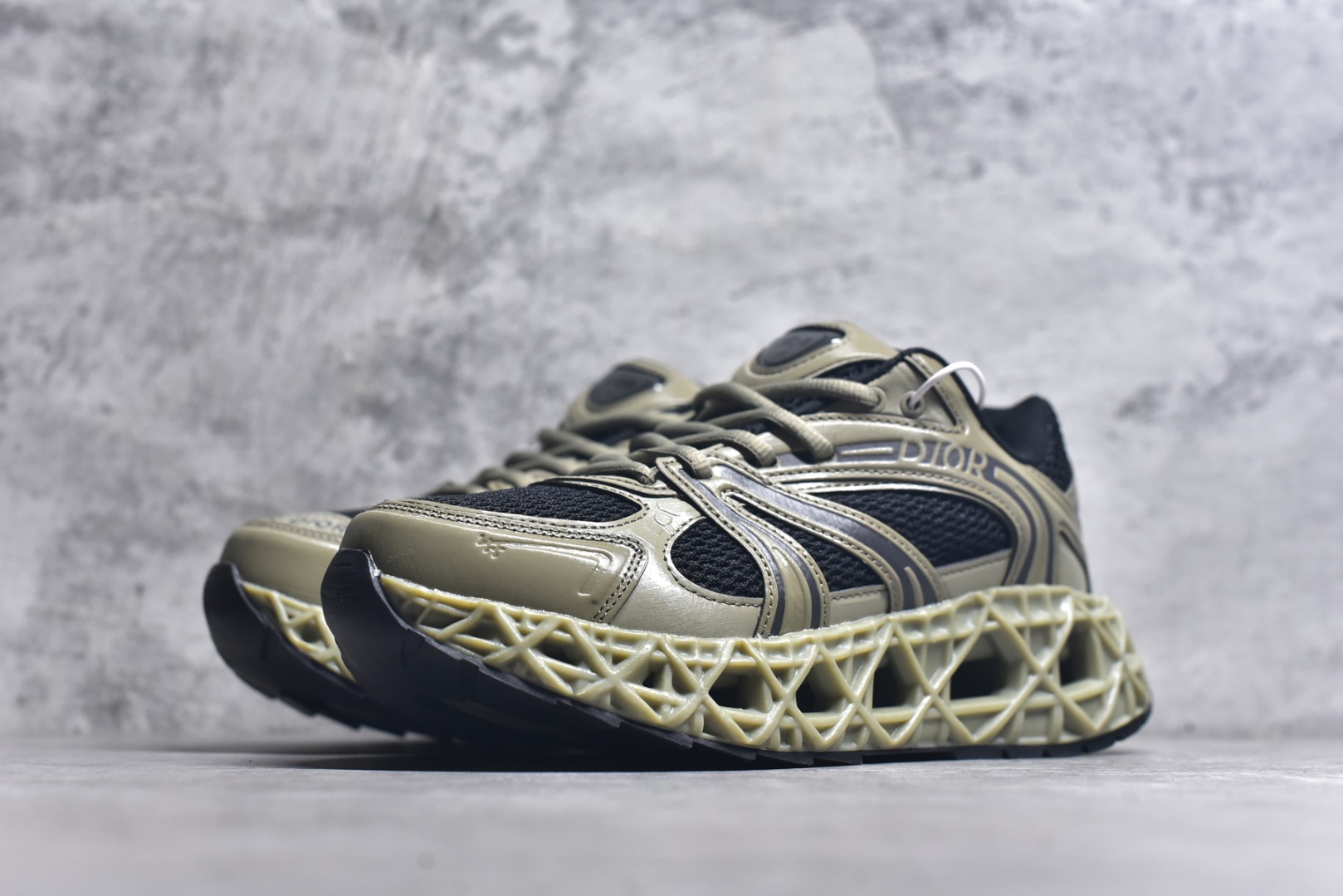 图片[2]-#Lw3 Dior x Kaws迪奥 联名款B35胶囊系列 镂空 网面 原版购入开发 做货 这款名为B35 NXT 的新款运动鞋 采用了 3D打印技术制成镂空式鞋底 鞋身部分则是十分契合当下审美的老爹鞋样式网面拼接与流畅线条布局 将复古千禧感与现代科技感浑然融为一体 且从当前已曝光的版本来看 这双新鞋款还提供了亮色系 暗色系 以及复古低饱和色系等不同风格配色方案选择 在不同风格造型中都有着十分不俗的兼容性 将前沿科技与复古审美相结合的鞋履新作 配送专柜精美包装 原版定制进口网面+科技面料 定制进口透气网里 鞋底：原版开模防滑橡胶材质 底厚 6CM 尺码：35-45-选品中心