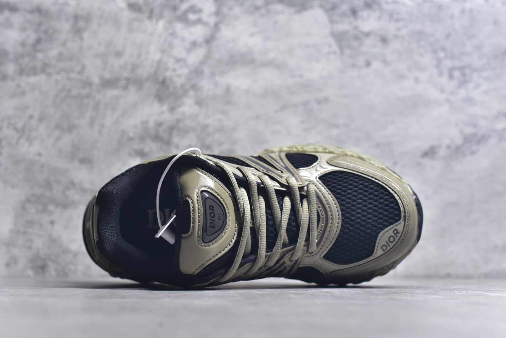 图片[4]-#Lw3 Dior x Kaws迪奥 联名款B35胶囊系列 镂空 网面 原版购入开发 做货 这款名为B35 NXT 的新款运动鞋 采用了 3D打印技术制成镂空式鞋底 鞋身部分则是十分契合当下审美的老爹鞋样式网面拼接与流畅线条布局 将复古千禧感与现代科技感浑然融为一体 且从当前已曝光的版本来看 这双新鞋款还提供了亮色系 暗色系 以及复古低饱和色系等不同风格配色方案选择 在不同风格造型中都有着十分不俗的兼容性 将前沿科技与复古审美相结合的鞋履新作 配送专柜精美包装 原版定制进口网面+科技面料 定制进口透气网里 鞋底：原版开模防滑橡胶材质 底厚 6CM 尺码：35-45-选品中心