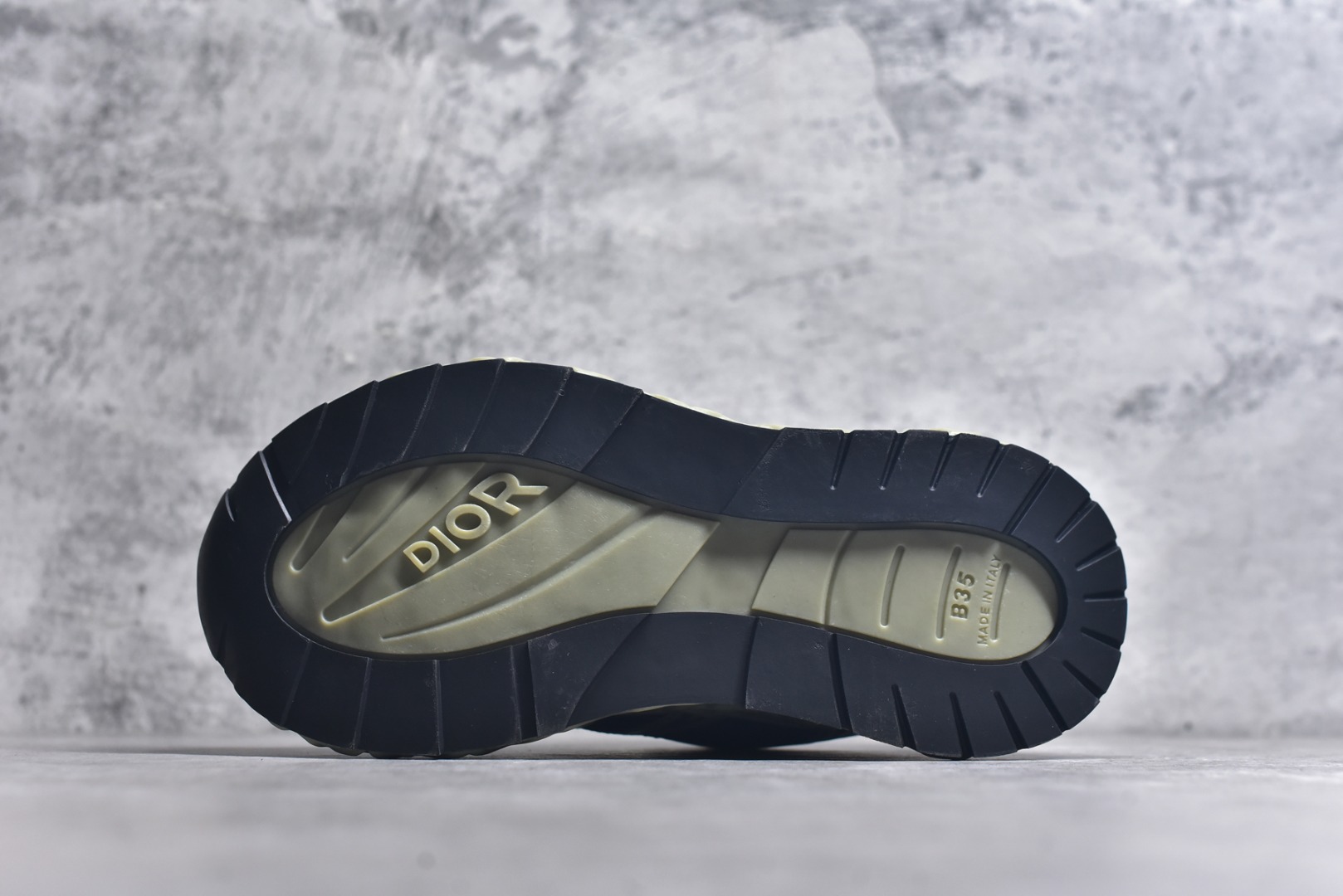 图片[6]-#Lw3 Dior x Kaws迪奥 联名款B35胶囊系列 镂空 网面 原版购入开发 做货 这款名为B35 NXT 的新款运动鞋 采用了 3D打印技术制成镂空式鞋底 鞋身部分则是十分契合当下审美的老爹鞋样式网面拼接与流畅线条布局 将复古千禧感与现代科技感浑然融为一体 且从当前已曝光的版本来看 这双新鞋款还提供了亮色系 暗色系 以及复古低饱和色系等不同风格配色方案选择 在不同风格造型中都有着十分不俗的兼容性 将前沿科技与复古审美相结合的鞋履新作 配送专柜精美包装 原版定制进口网面+科技面料 定制进口透气网里 鞋底：原版开模防滑橡胶材质 底厚 6CM 尺码：35-45-选品中心